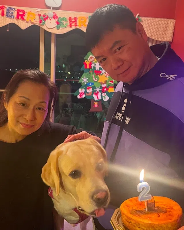 艾威（右）难过发文哀悼亡妻。（取自艾威脸书）