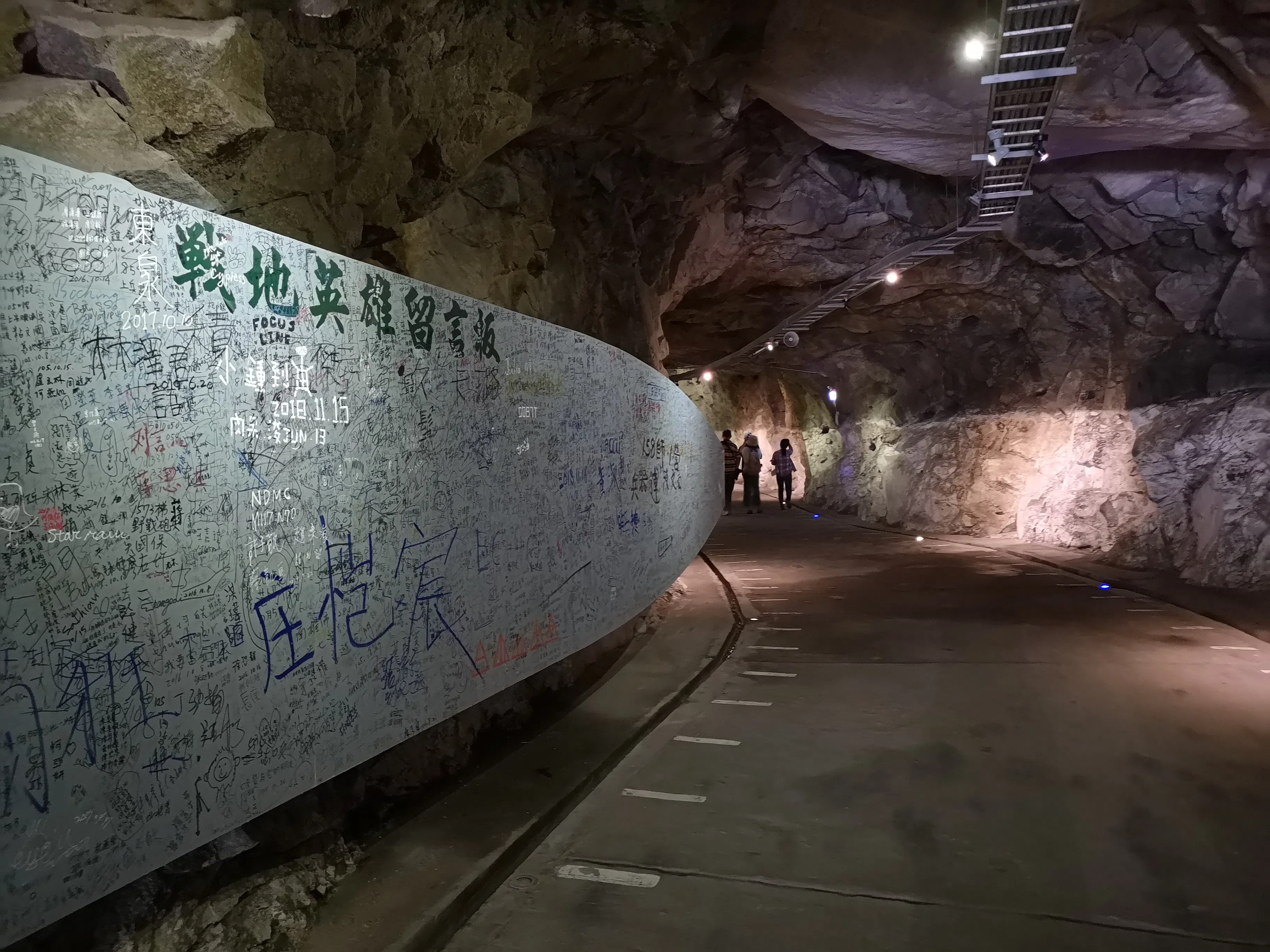 花岗岩开凿出宽阔坑道。（黄匡宁摄）