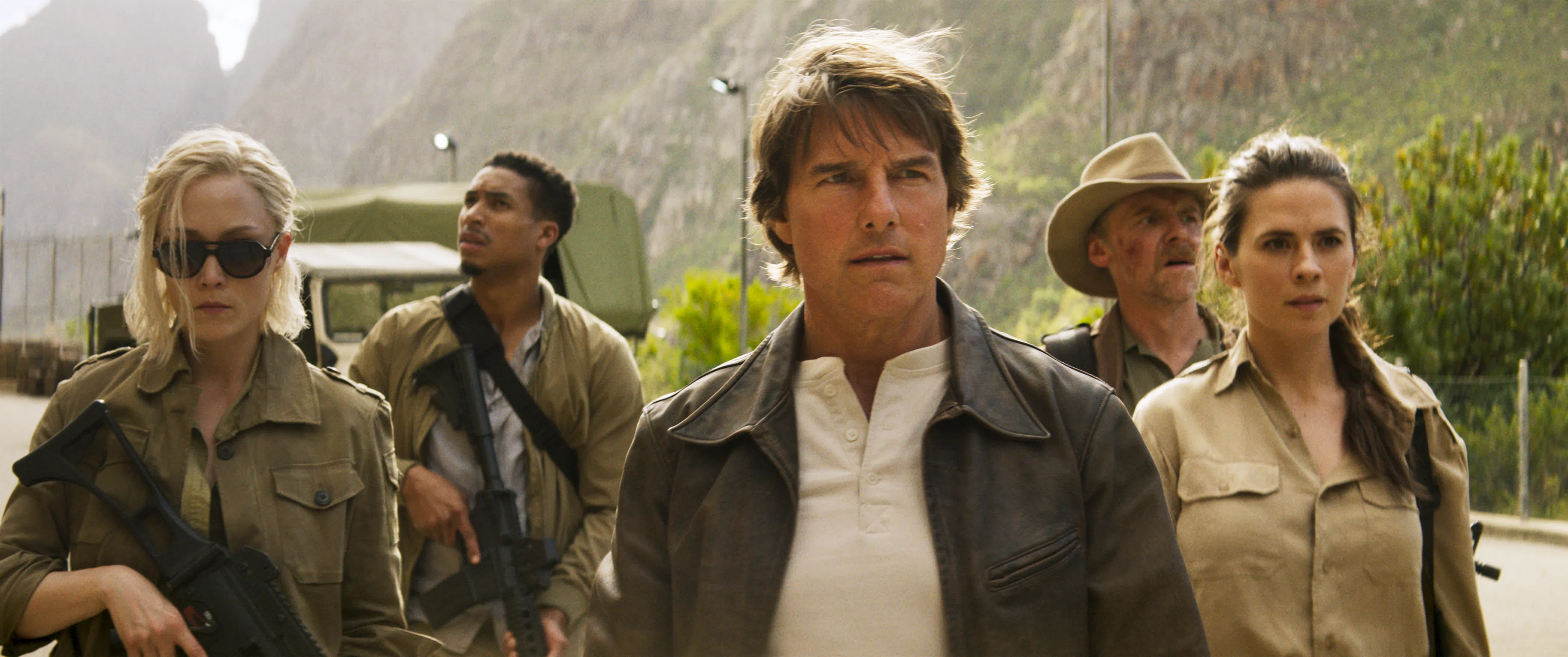 Tom Cruise（中）与他在片中的“敢死队”演员Pom Klementieff（庞克莱门捷夫）、Greg Tarzan Davis（格雷格泰山戴维斯）、Simon Pegg（西蒙佩吉）和Hayley Atwell（海莉艾特沃）。（UIP联邦影业提供）