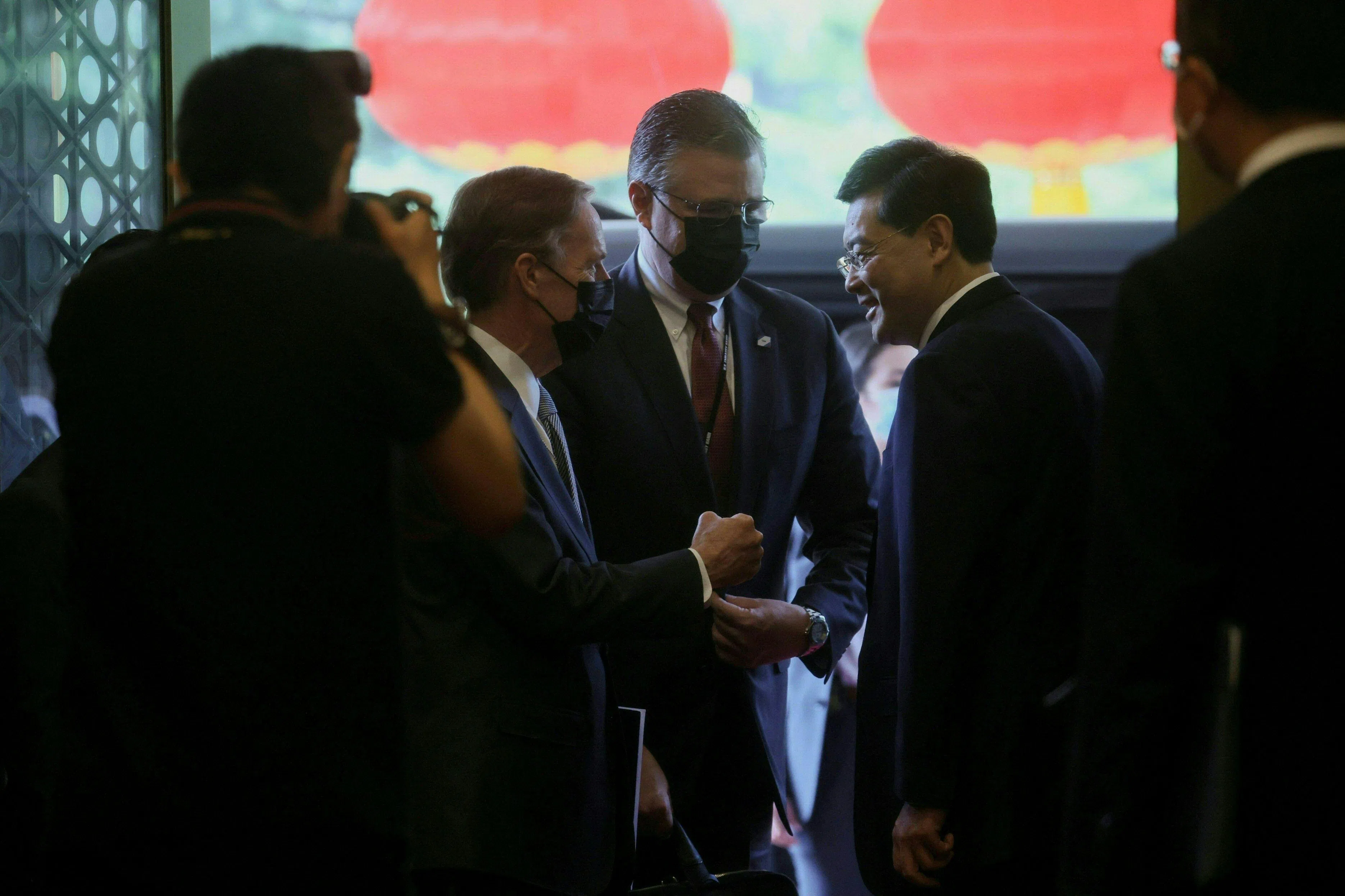 在布林肯抵达钓鱼台国宾馆前，美国驻中国大使伯恩斯（左）以及负责东亚和太平洋事务的美国助理国务卿康达（中）先抵达钓鱼台国宾馆，并与秦刚会面。（法新社）