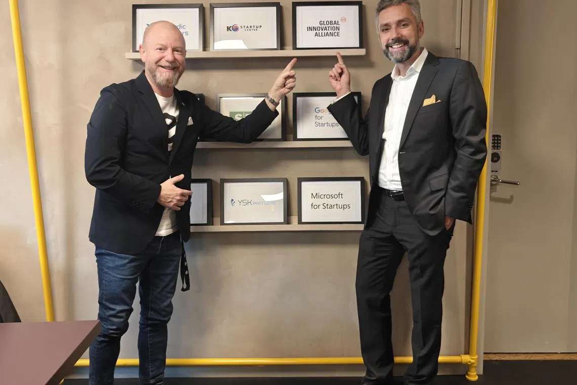 Epicenter企业加速计划负责人梅尔彻—克莱森（Jack Melcher-Claesson，左）和Epicenter合伙人兼咨询主管卢扎克（Edgar Luczak，右），上周在斯德哥尔摩向《联合早报》记者展示他们与其他国家合作的计划，包括企发局的全球创新联盟计划。（王英慧摄）