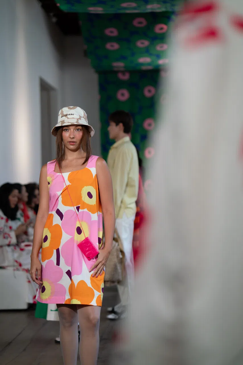这款设计极为复古，重现游霓可60年代的奔放风情。（Marimekko Singapore提供）