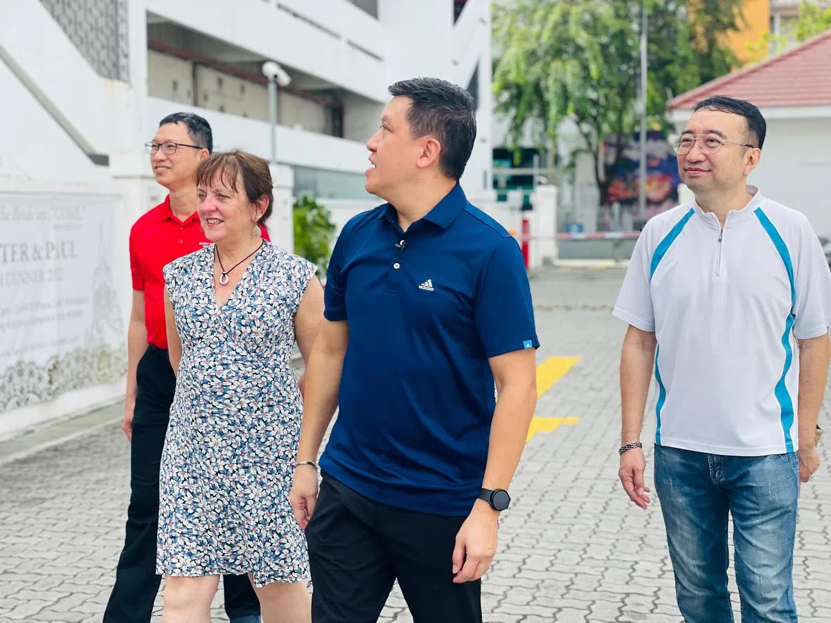 德里斯科尔（左二）和学生章明禹（左起）、公教中学校友会会长黄秉扬以及林廷晟，重游37年前的校舍。（杨雯婷摄）