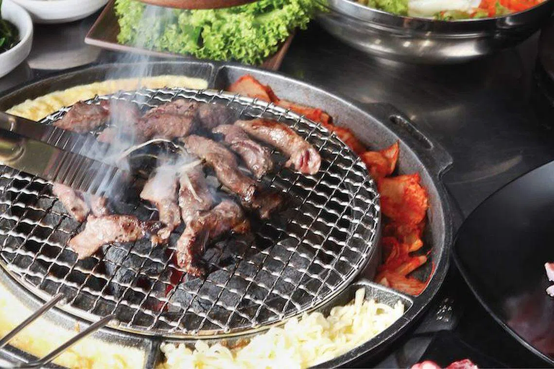 韩国餐馆Seorae用备长炭烤肉。（互联网）
