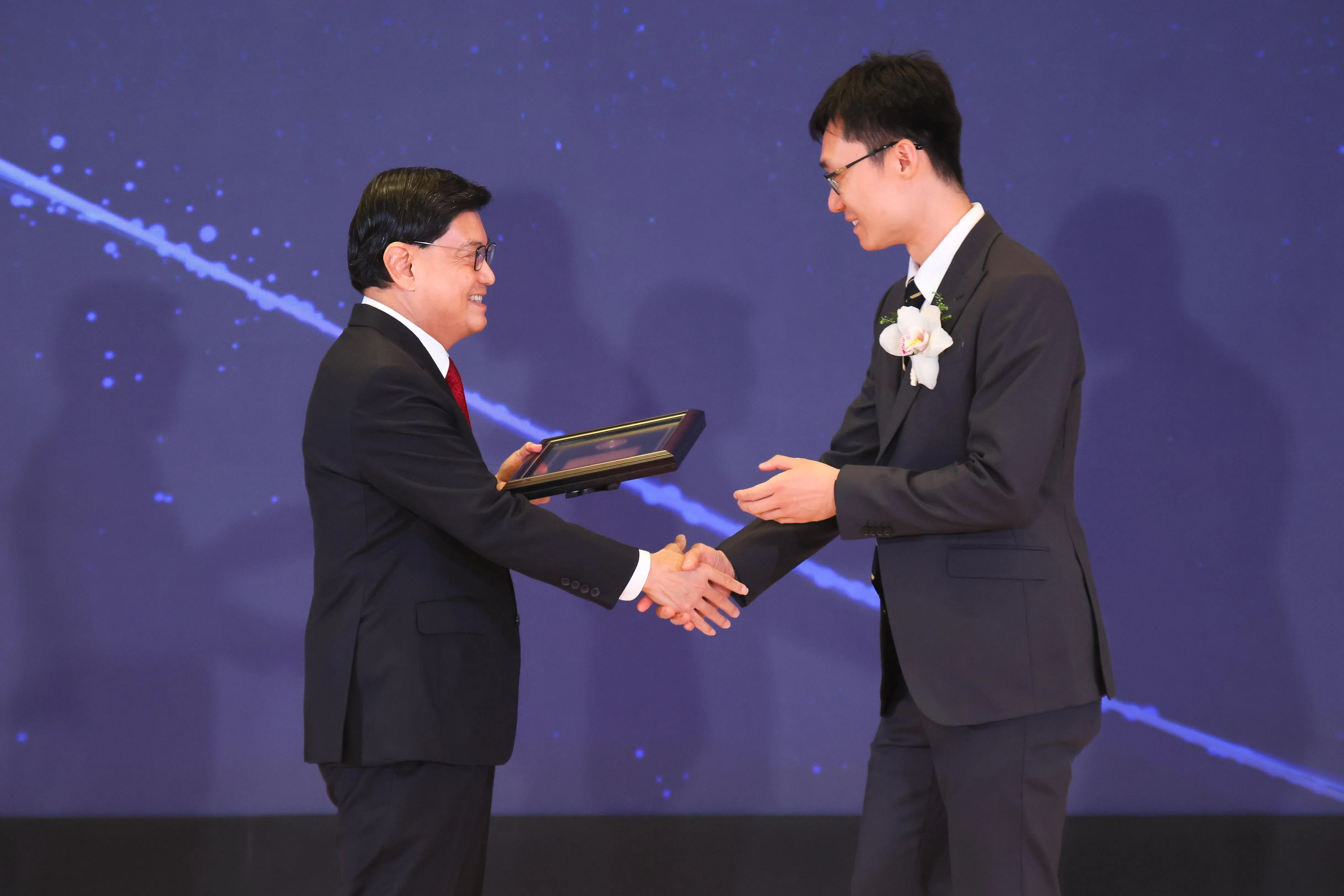国立研究基金会主席王瑞杰（左）为国大药学与制药科学系杰出青年教授刘博翔博士，颁发青年科学家奖。（张俊杰摄）