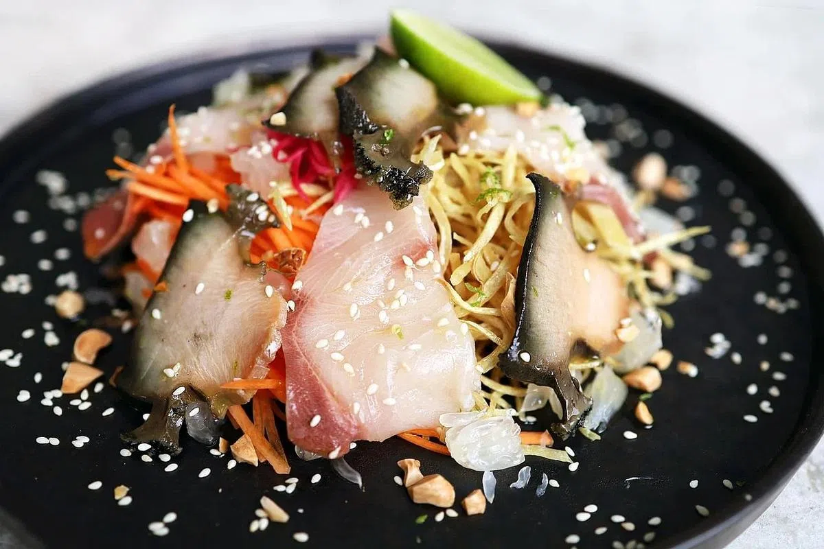 西餐馆Bedrock Origin首次推出帝王鱼刺身鱼生及清酒焖黑鲍鱼鱼生。（餐馆提供）