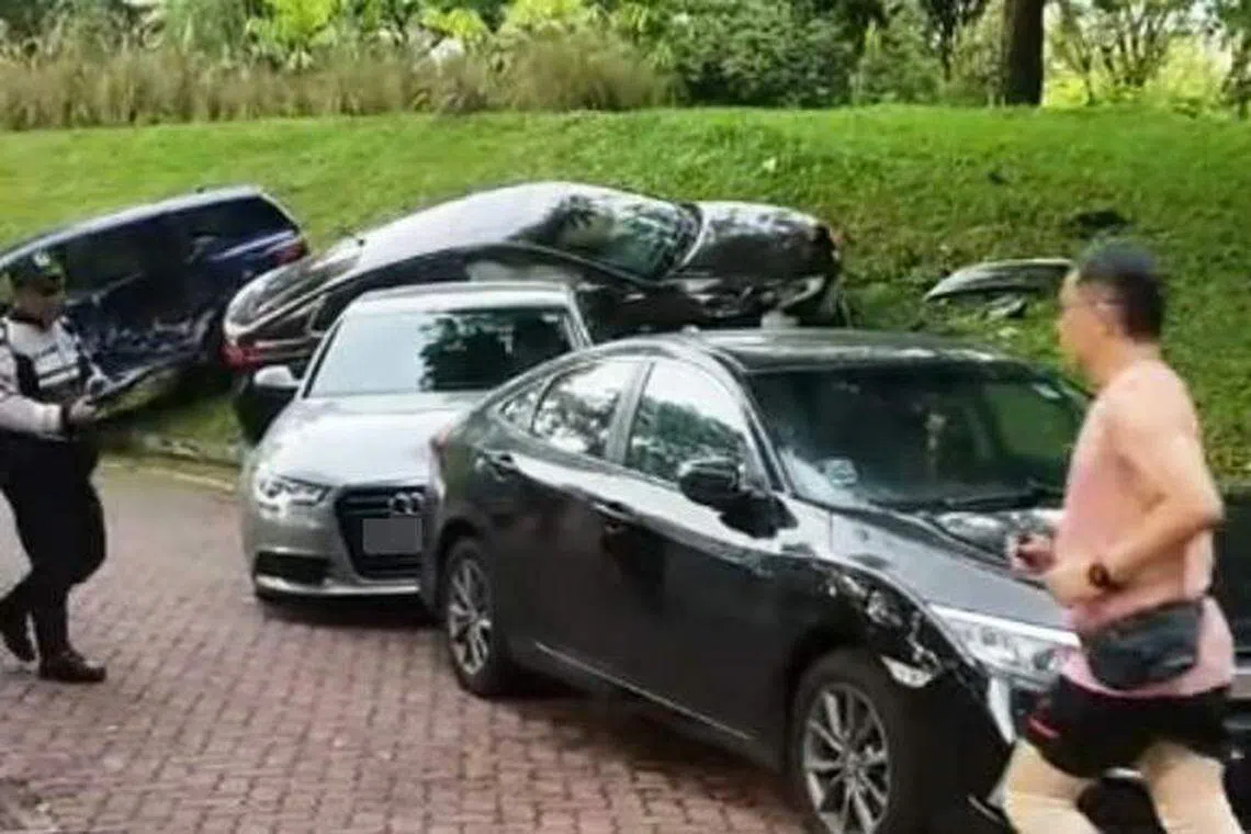 根据社交媒体流传的视频，四辆车在公园的一个转弯处连环相撞。（脸书视频截图）