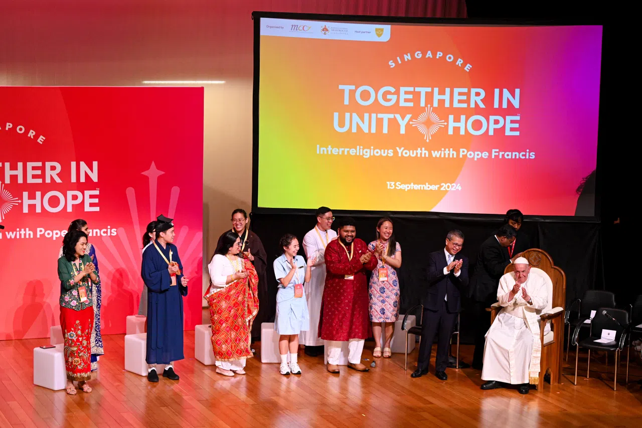 方济各（右一）星期五（9月13日）上午到公教初级学院，出席三天访新行程的最后一项活动，与来自不同宗教和背景的本地青年对话。（每日新闻）