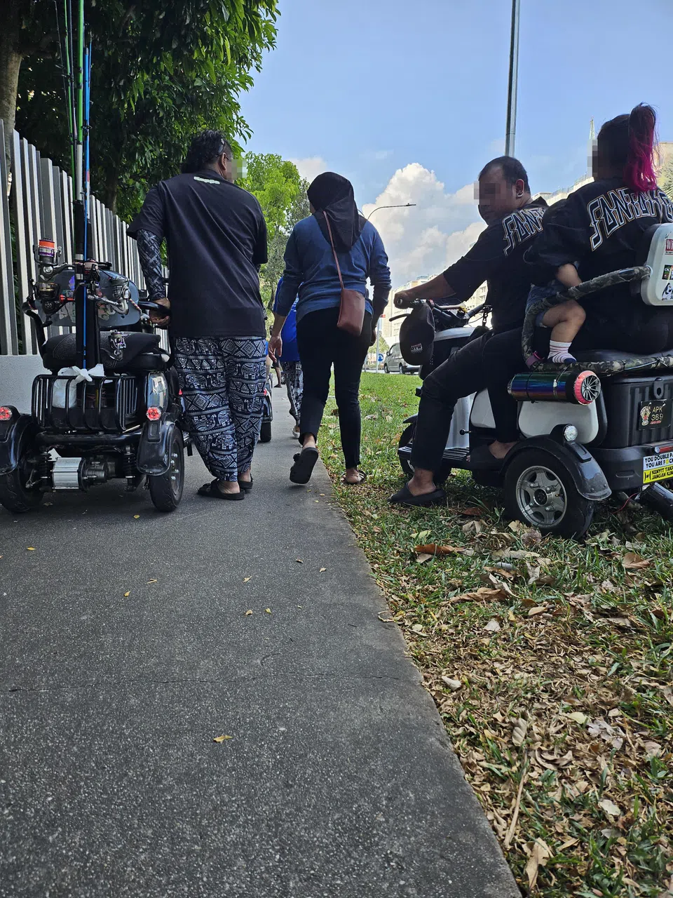 胡姓女会计在几人准备离开时，才有机会拿起手机拍下他们的背影。（受访者提供）