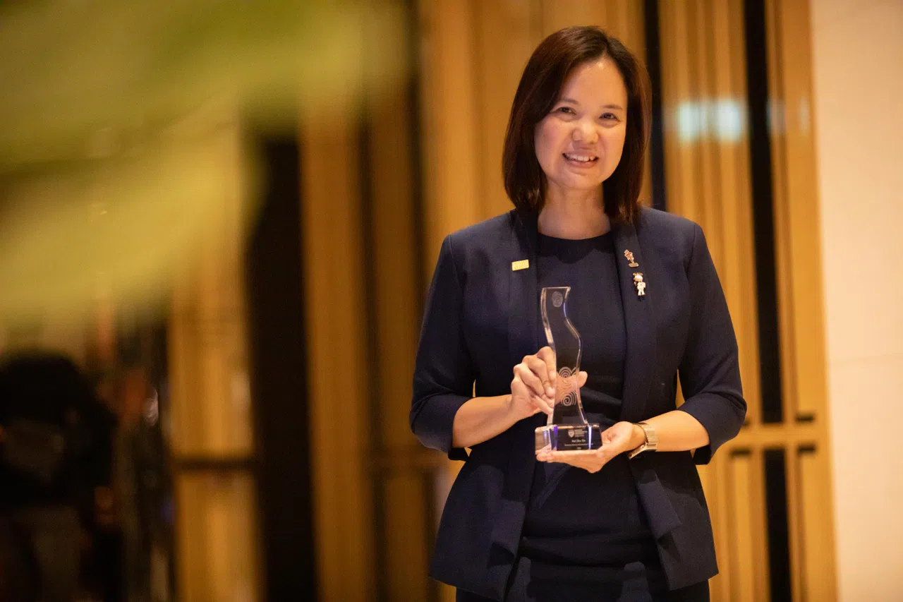 陈笃生医院护士长许淑燕博士获得南洋校友成就奖。她说，这不仅是对个人努力的认可，也说明护理行业越来越受重视。（特约沈康雄摄）