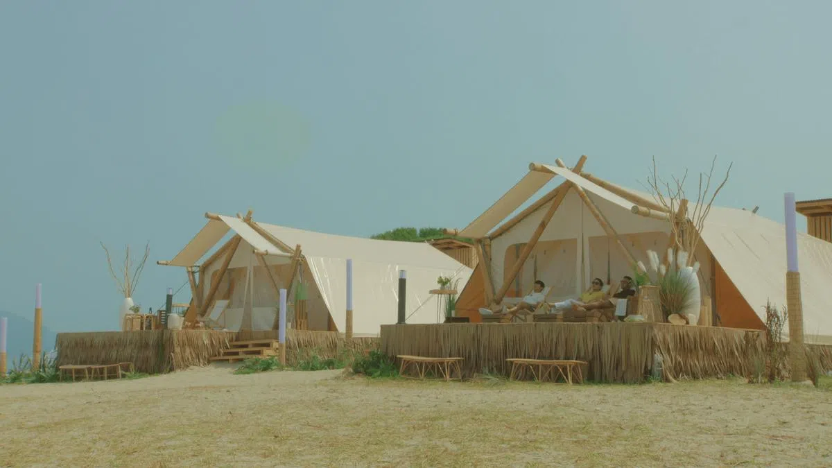 在“地狱岛”上，男、女嘉宾住在“帐篷”内。（图/Netflix）