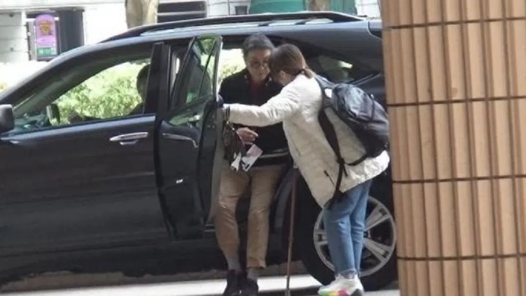 刘松仁一度须靠拐杖行动。（互联网）