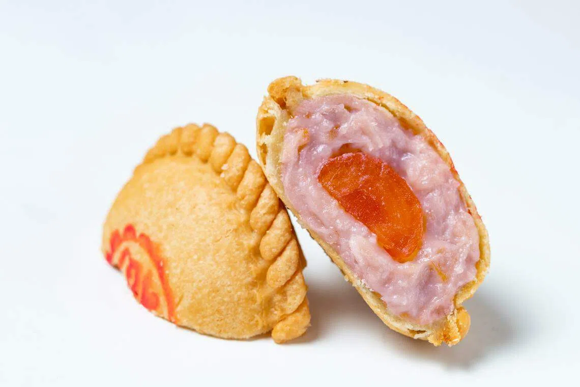 圆形花边的酥皮，包裹着满满芋泥和咸蛋黄。（品牌提供）