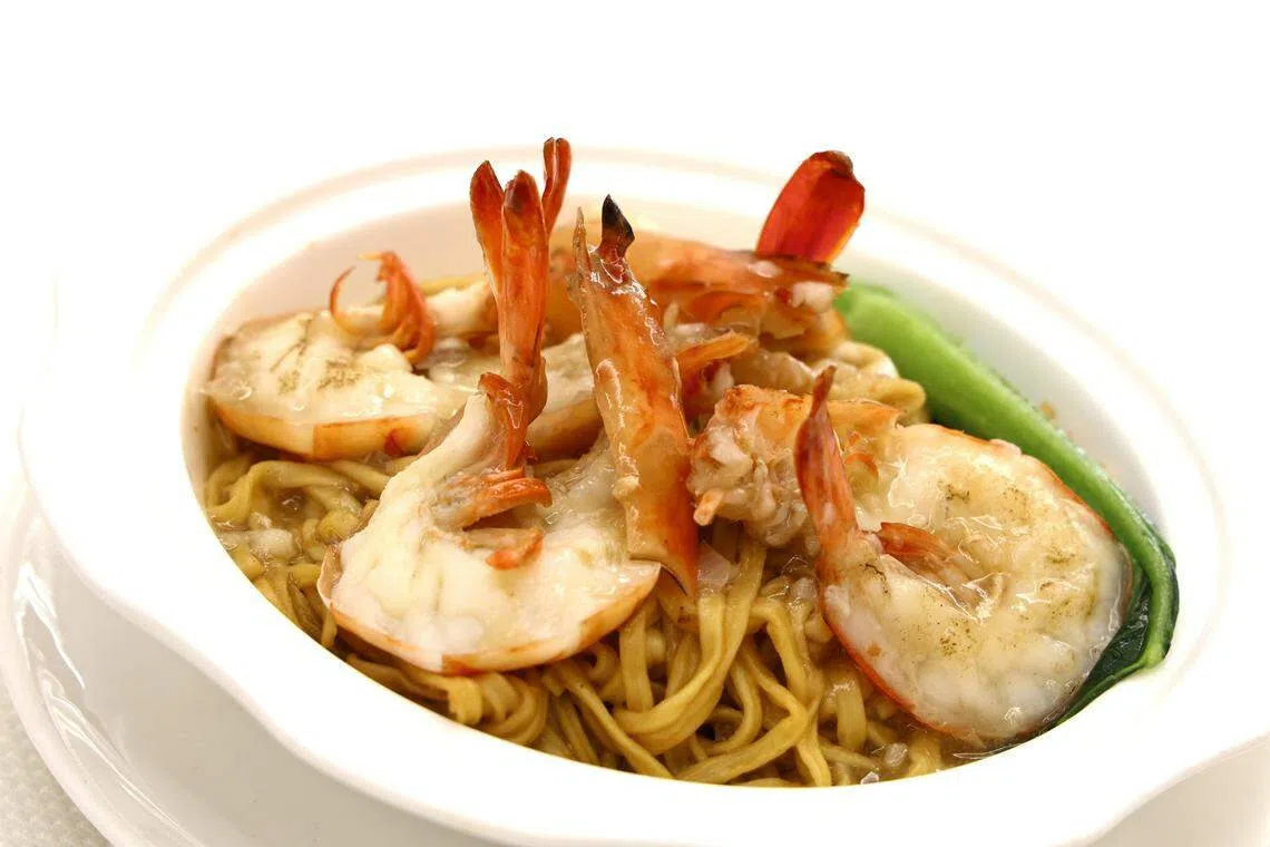 上汤焗生虾焖伊面在焖煮的过程中充分吸收上汤精华，非常入味。（特约陈来福摄）