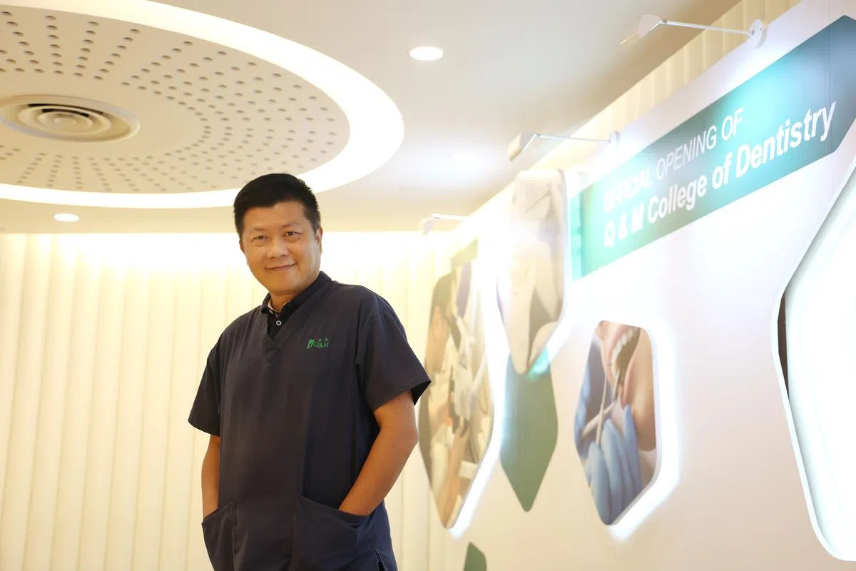 在阻断措施期间无法开业，黄震霄医生号召旗下80名医生和40名护士当拭子检测员。（叶振忠摄）