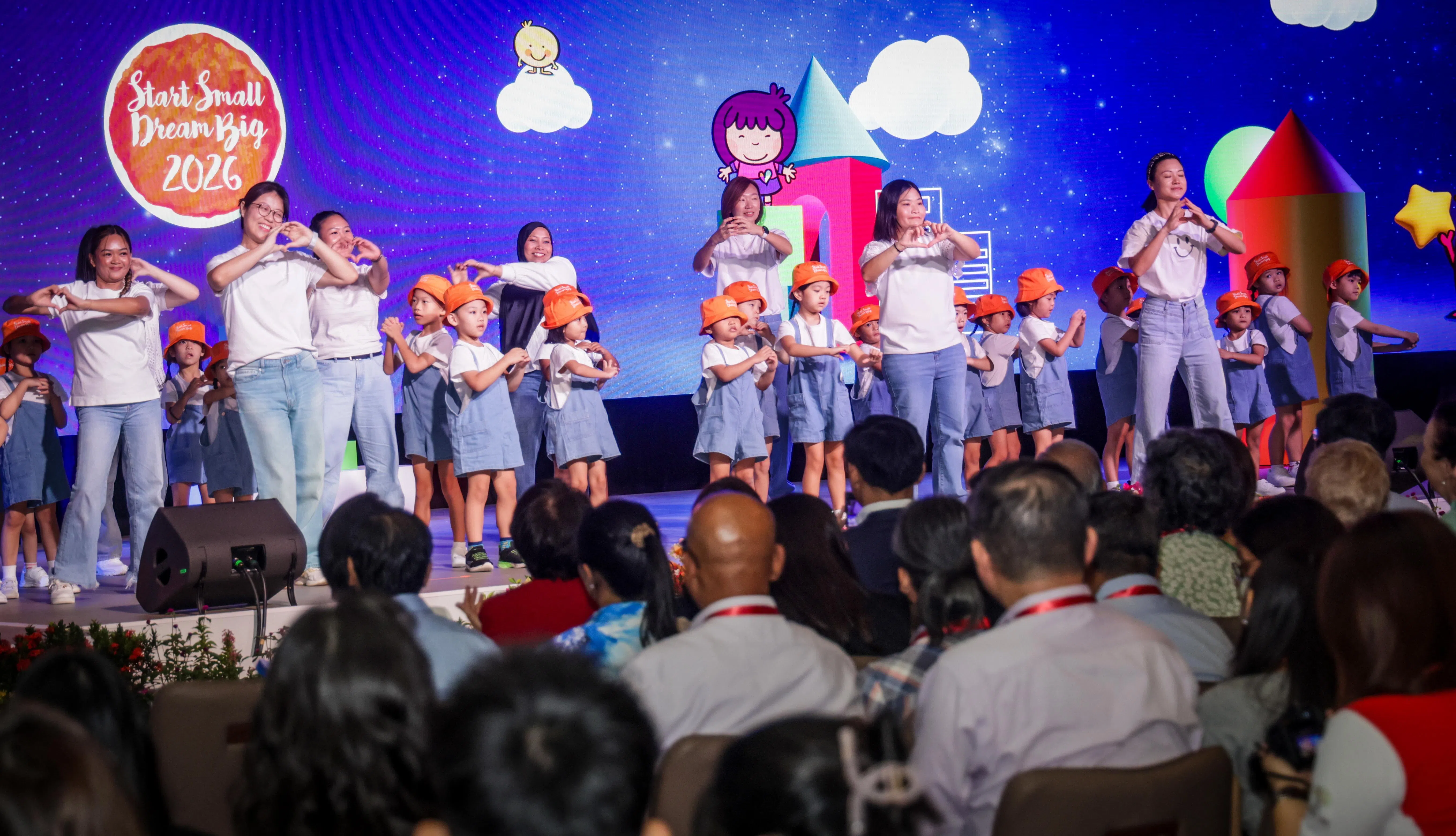 来自Sunflower幼儿园（武吉巴督）的学生、教师和家长以温馨的表演，为幼儿培育署的颁奖礼和庆祝会拉开帷幕。（吴先邦摄）