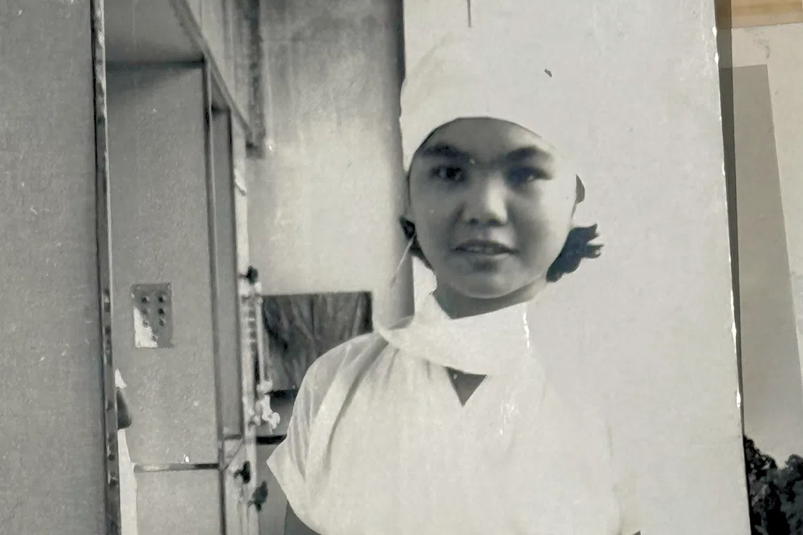 1965年，柳惜妹在新加坡中央医院鲍耶大楼的手术室实习。（受访者提供）