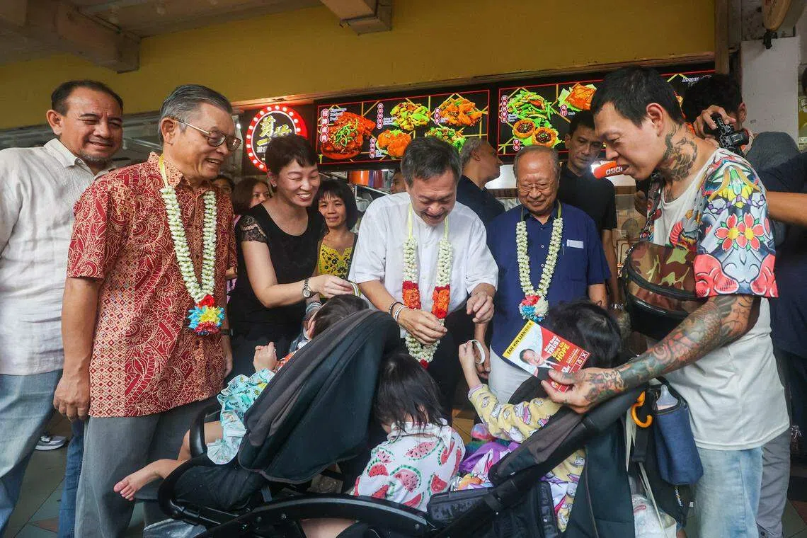 新加坡前进党主席陈清木医生（右二）星期天（8月27日）早上出面为职总英康前总裁陈钦亮（中）助选。新加坡民主党党员、陈钦亮的提名人陈如斯（左二）也到场支持他。（陈斌勤摄）