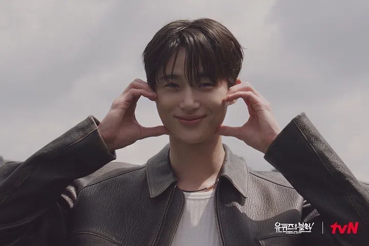 边佑锡于《背着善宰跑》播出期间在不少综艺节目上亮相，与他相关的话题讨论度居高不下。（取自刘Quiz On The Block IG）