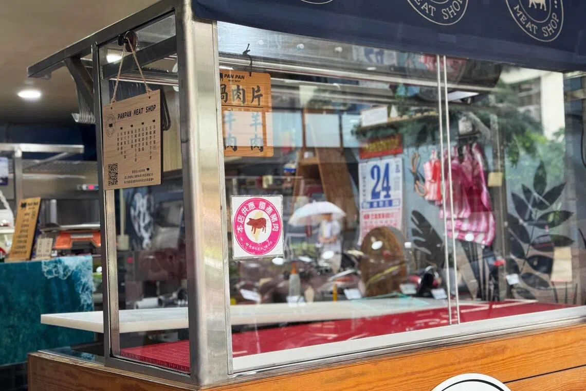 台湾检出非洲猪瘟后，自10月22日中午起实施全台猪只禁运、禁屠，将视情况延长。《联合早报》记者10月24日走访台北的传统市场，肉铺业者受访时说，现宰温体肉存量前一天都已售完，只能暂时歇业，待禁屠令结束才能恢复营业。（缪宗翰摄）