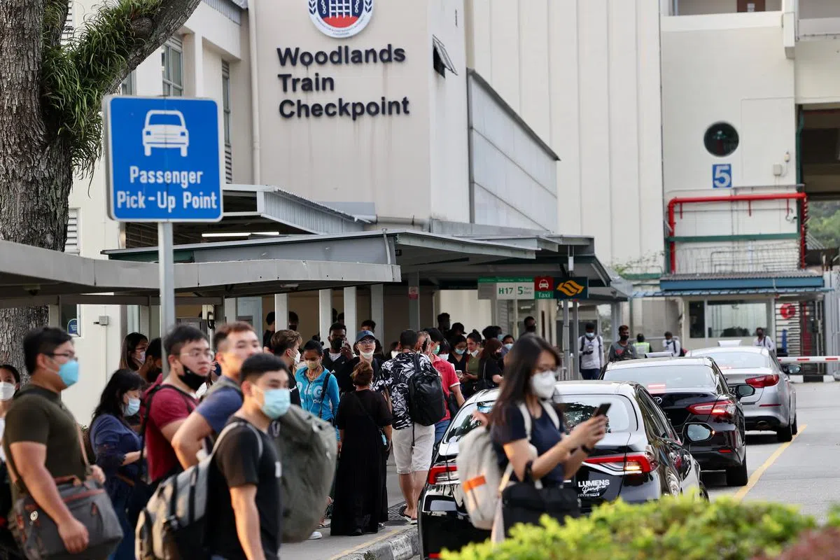 记者7月11日晚上7时左右走访兀兰关卡，抵境厅每个队伍有约50人，不过队伍有序流动，因此未见拥堵情况。（陈斌勤摄）