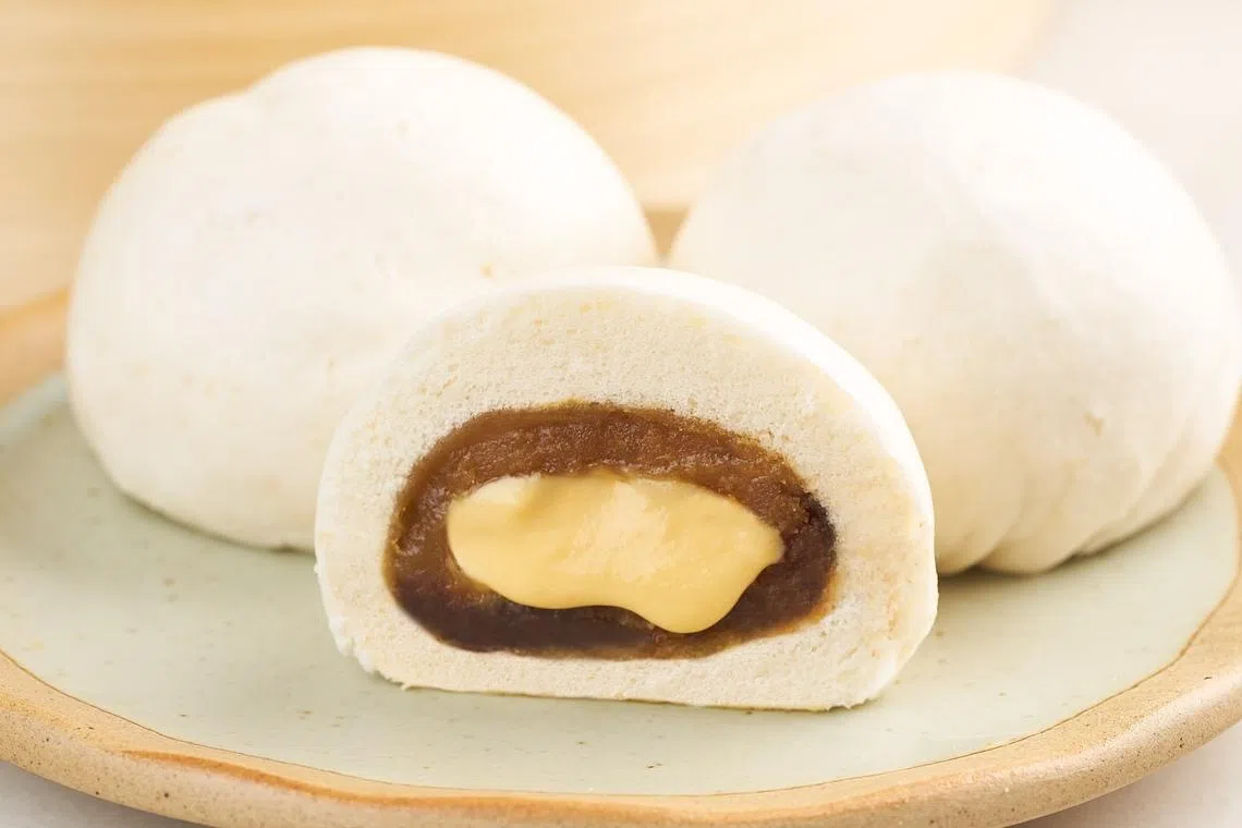 鸳鸯包结合豆沙、莲蓉和咸蛋流沙，咸甜交织。（店家提供）