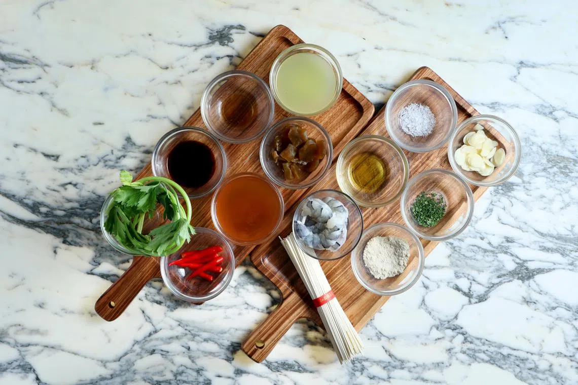 独创酱料包含中式、泰式和西式调味料，味道丰富有层次。（龙国雄摄）