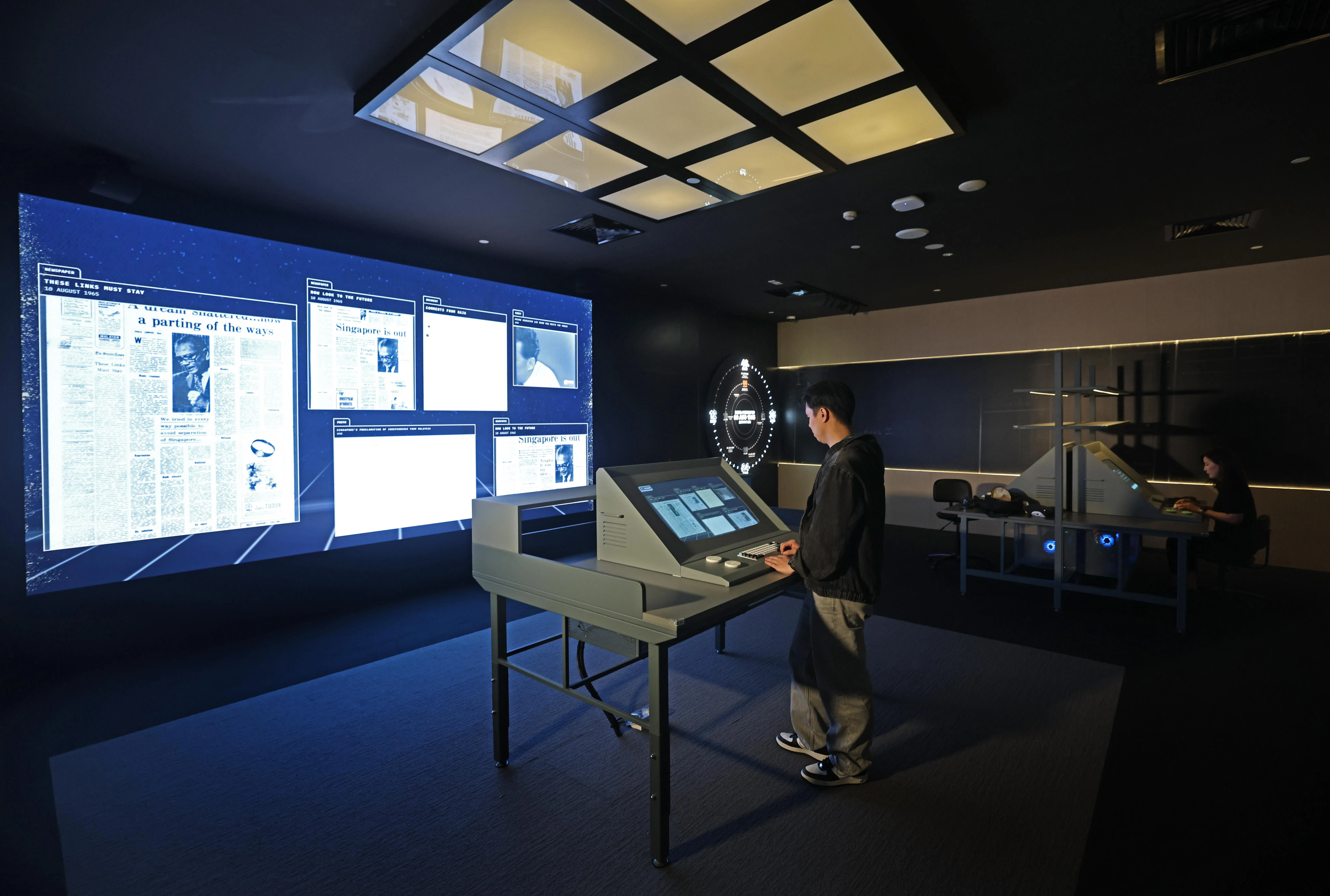 “《信天翁档案》：解密独立史”展览开设的“聊天书”（CHATBOOK）展区，让访客与由生成式人工智能驱动的聊天服务互动，就有关新马分家历史提问，进一步了解相关历史。（陈渊庄摄）