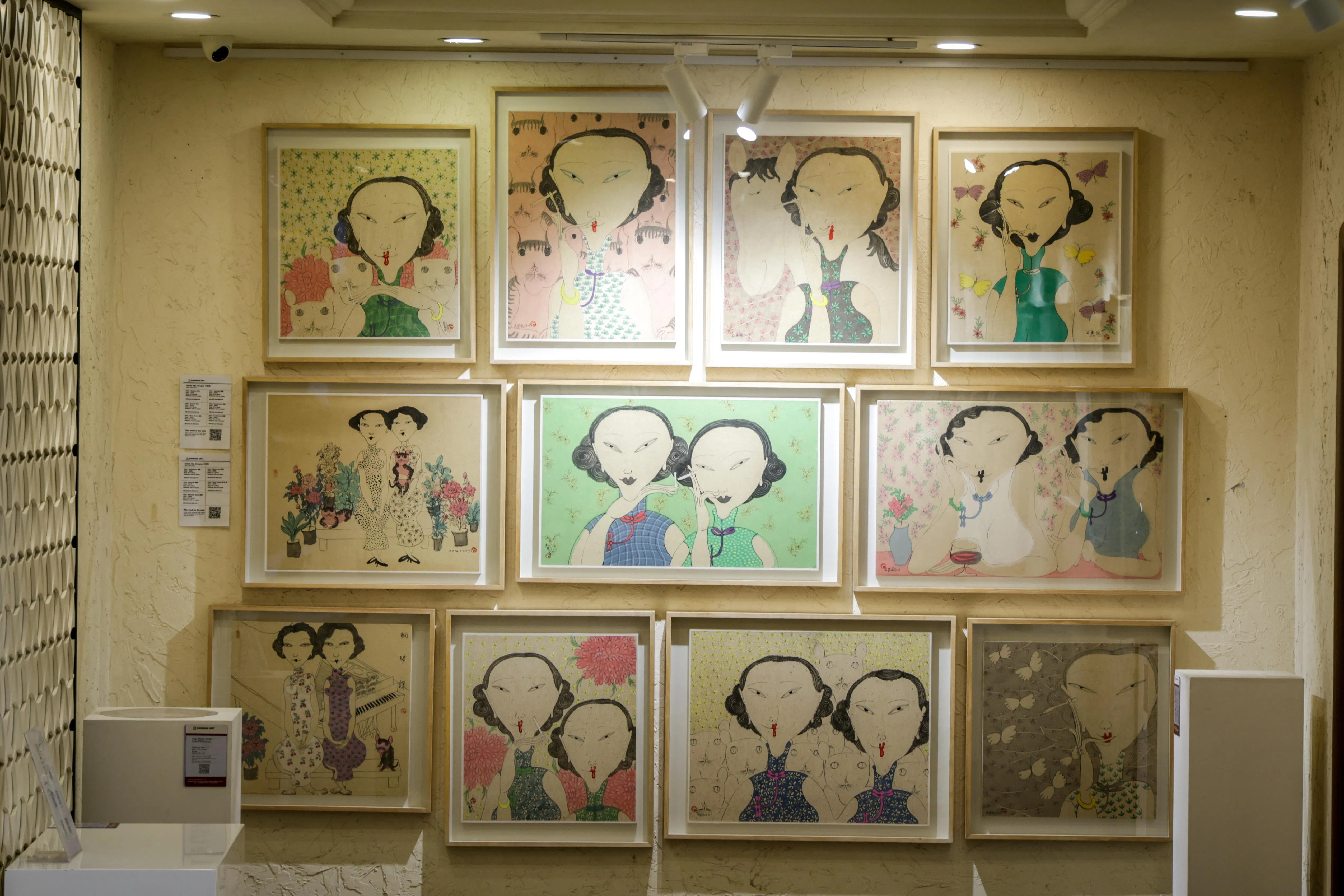 石建国在水墨中勾勒的理想女儿国。（叶振忠摄）