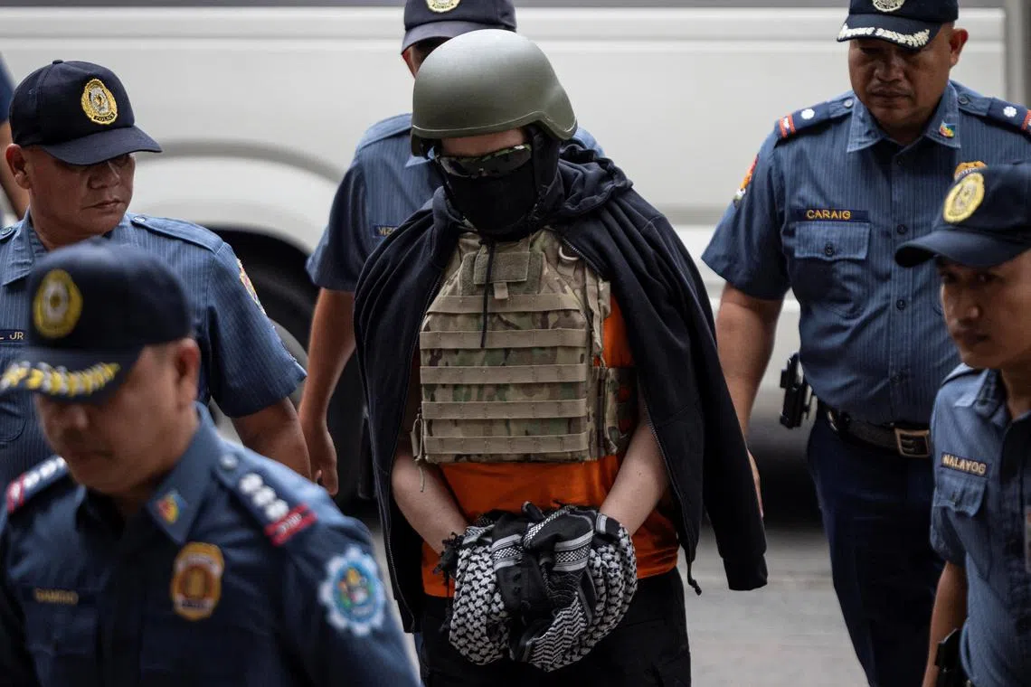 基博洛伊（中）9月13日被押送到马尼拉大都会帕西格市的帕西格地区审判法院接受审讯。（路透社）