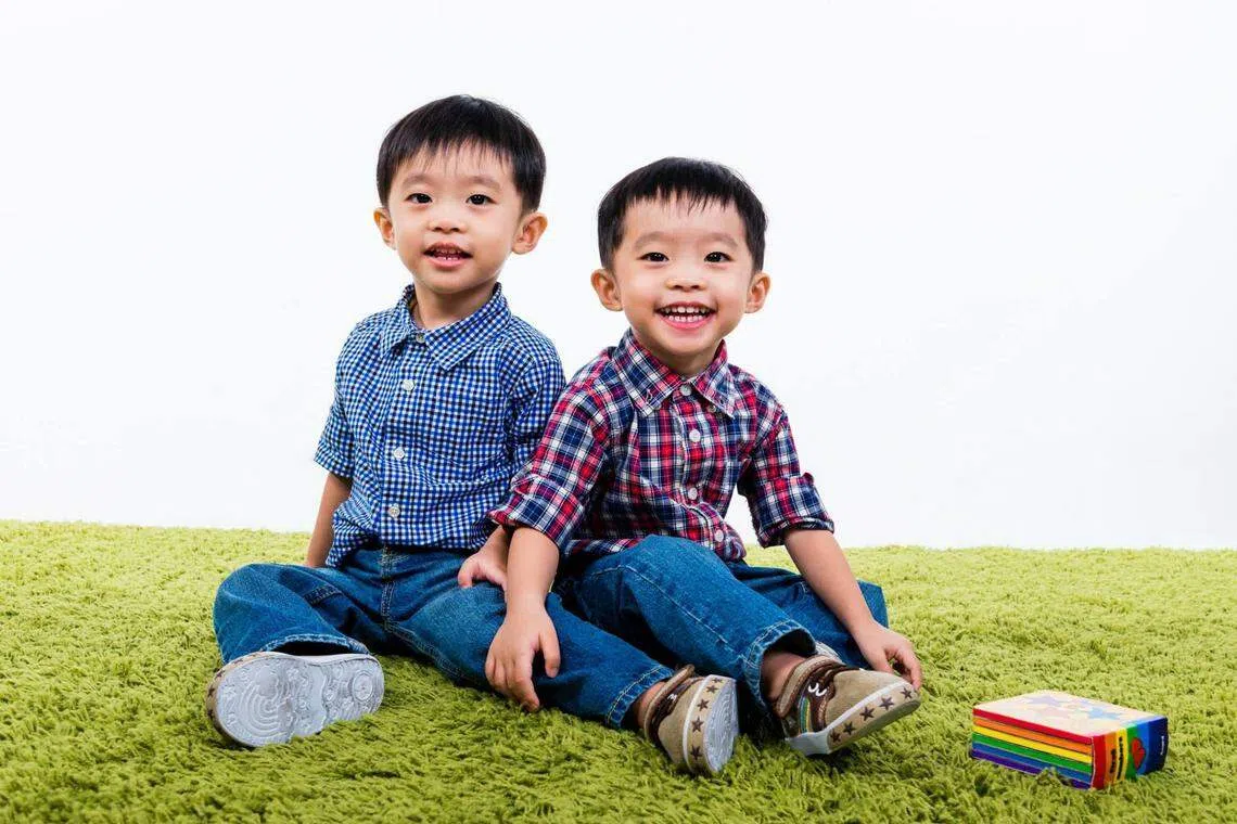 怀上双胞胎本是一件值得开心的事，却没想到兄弟两都患有自闭症。（郭美冰提供）