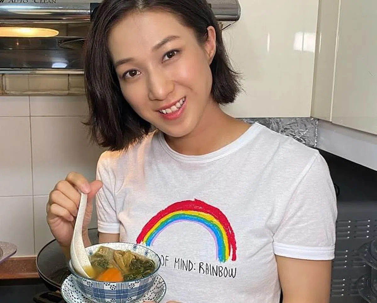 锺嘉欣上网展示厨艺。（视频截图）
