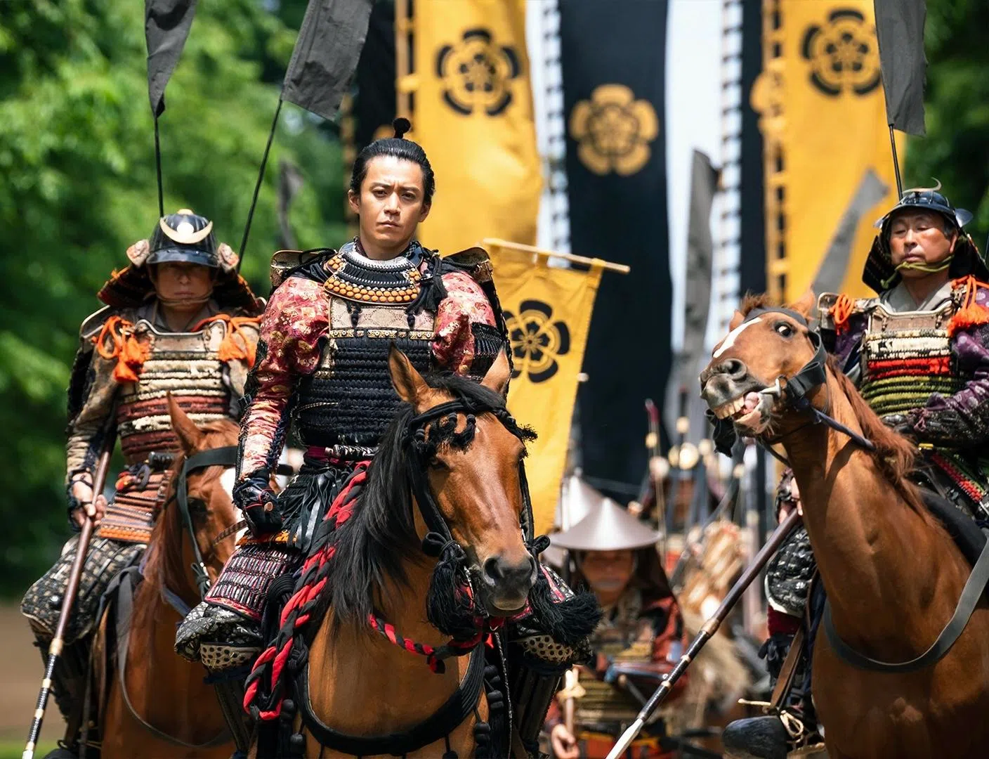 小栗旬饰演一代枭雄织田信长，威严慑人。（互联网）