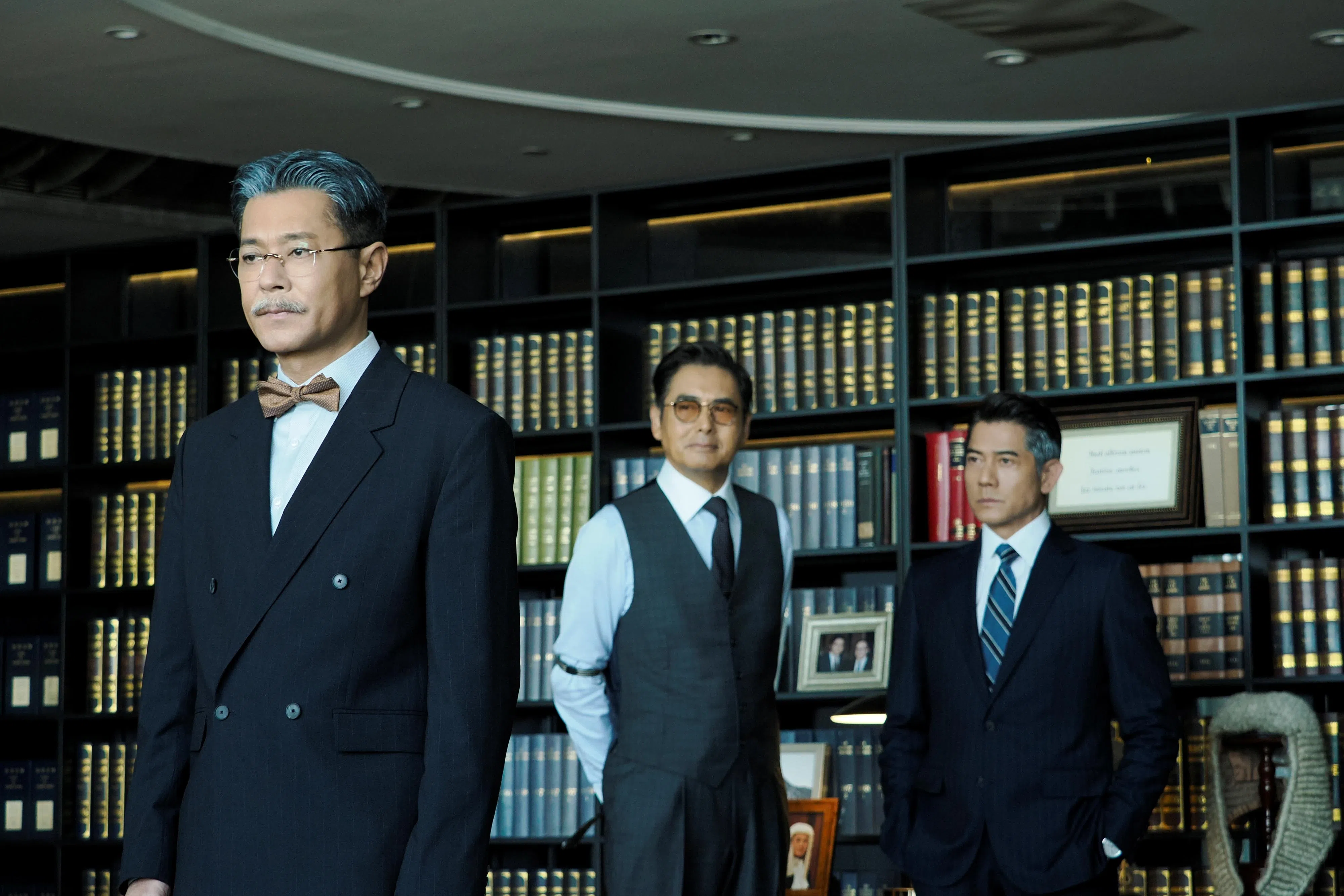 古天乐（左）在片中饰演香港特首，周润发（中）和郭富城亮相不多，却依旧亮眼。（嘉华院线提供）