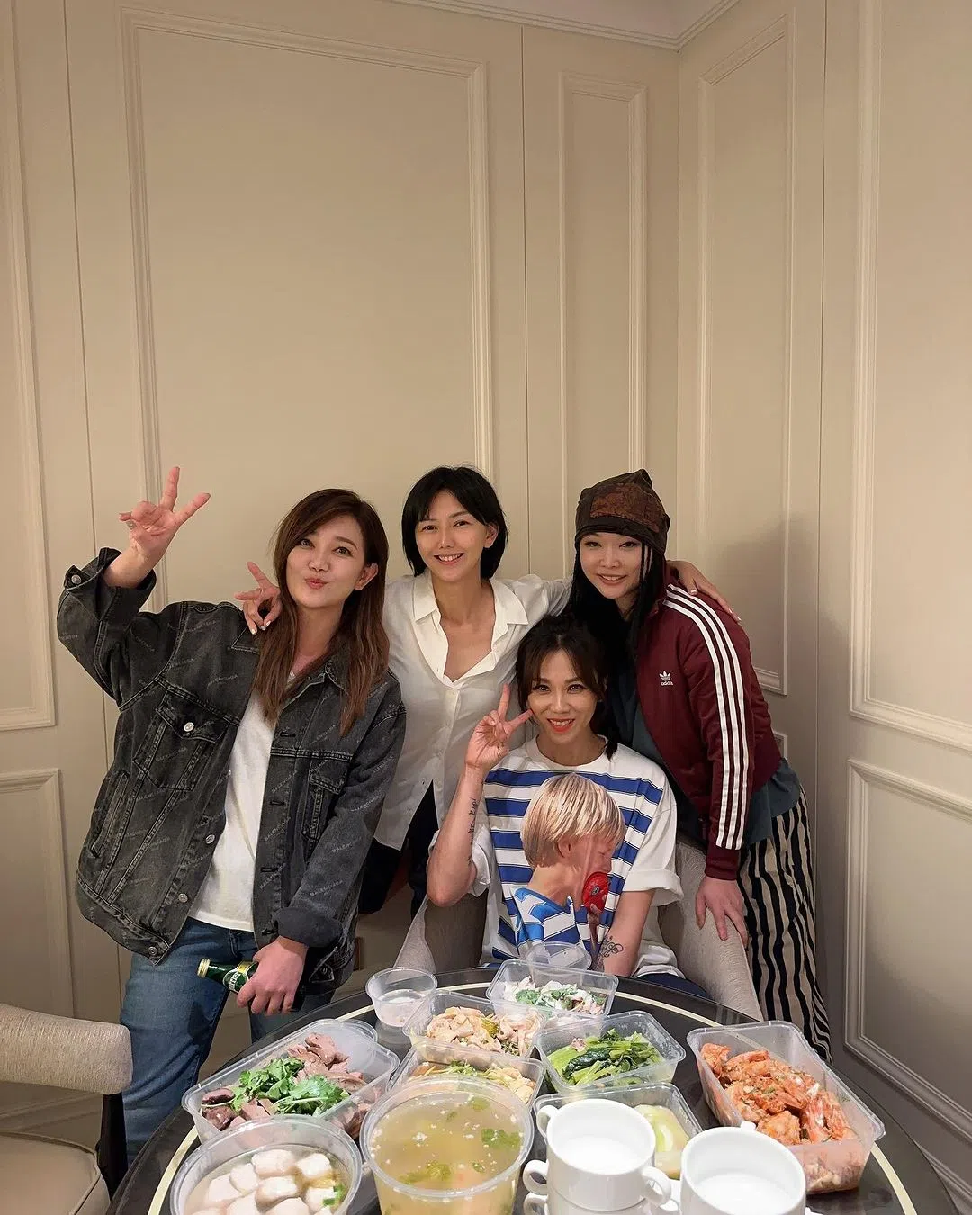 来自新加坡和马来西亚的四人难得同在一处，开心聚餐。（取自蔡健雅IG）