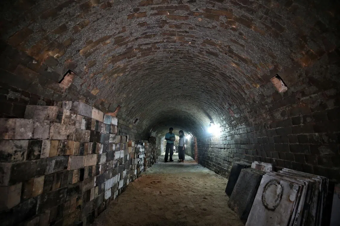 龙窑属于一种陶瓷窑炉，依山坡地形而建，因卧斜姿势像龙而得名。（档案照）