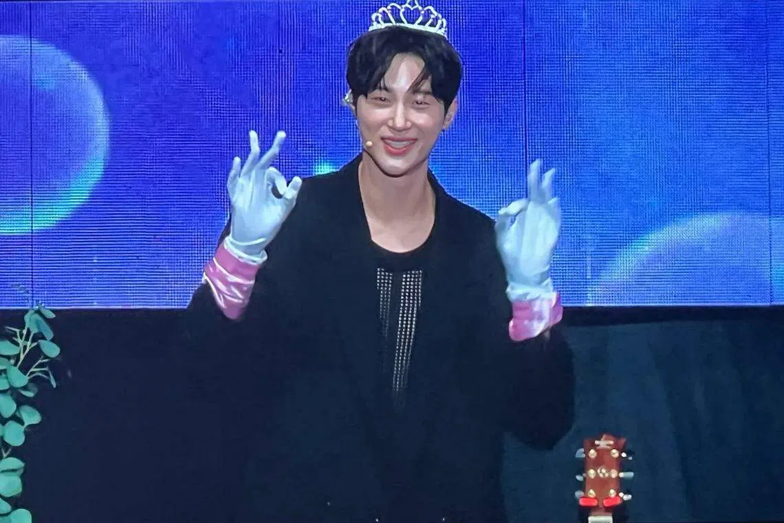 边佑锡重现过去的照片，换上公主装扮。（互联网）