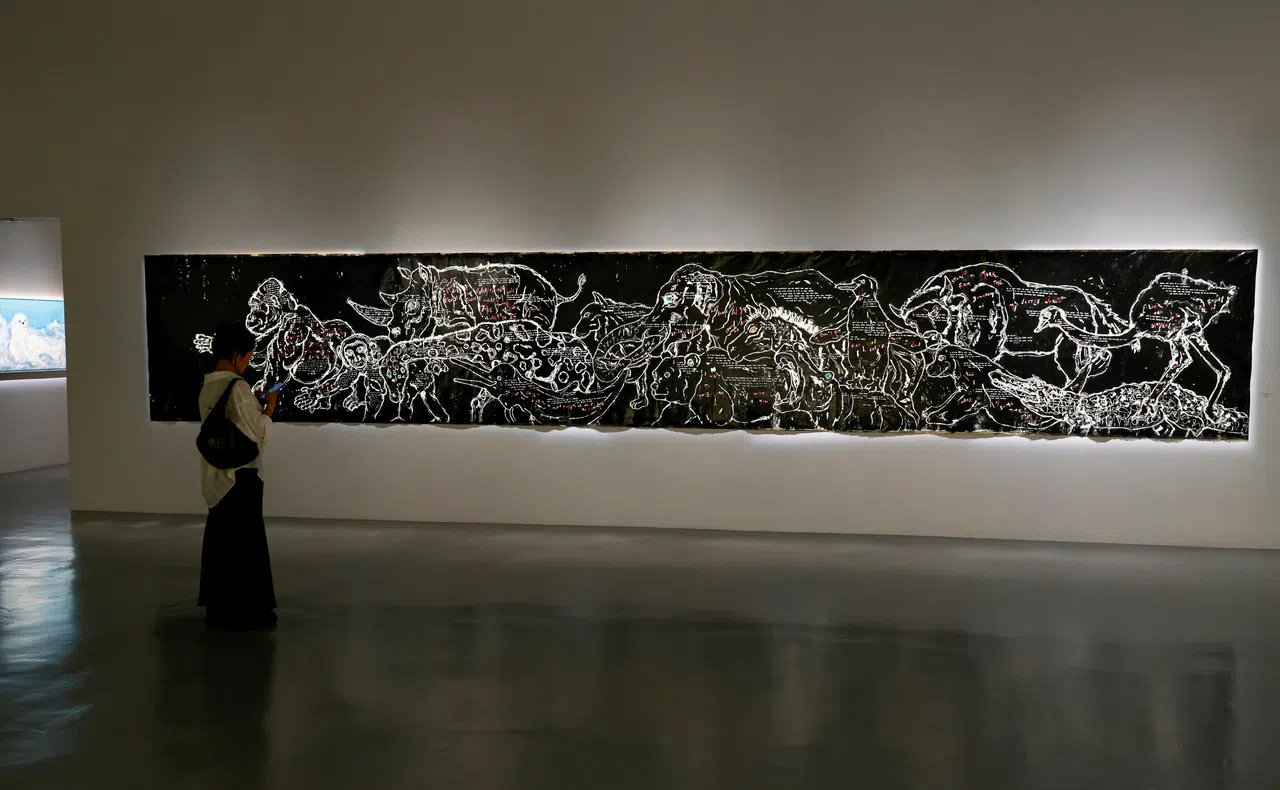 蒋友柏的10米黑白画，动物们都朝方舟方向走去。（特约陈来福摄）