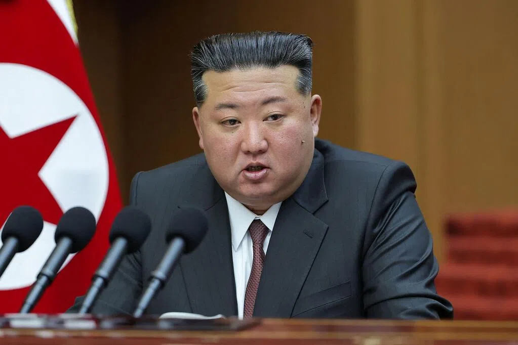 朝鲜领导人金正恩强调，将继续巩固朝鲜拥核国家地位，积极开展对敌斗争，粉碎敌对势力一切反共和国挑衅活动，并正式将韩国定义为“头号敌国”。