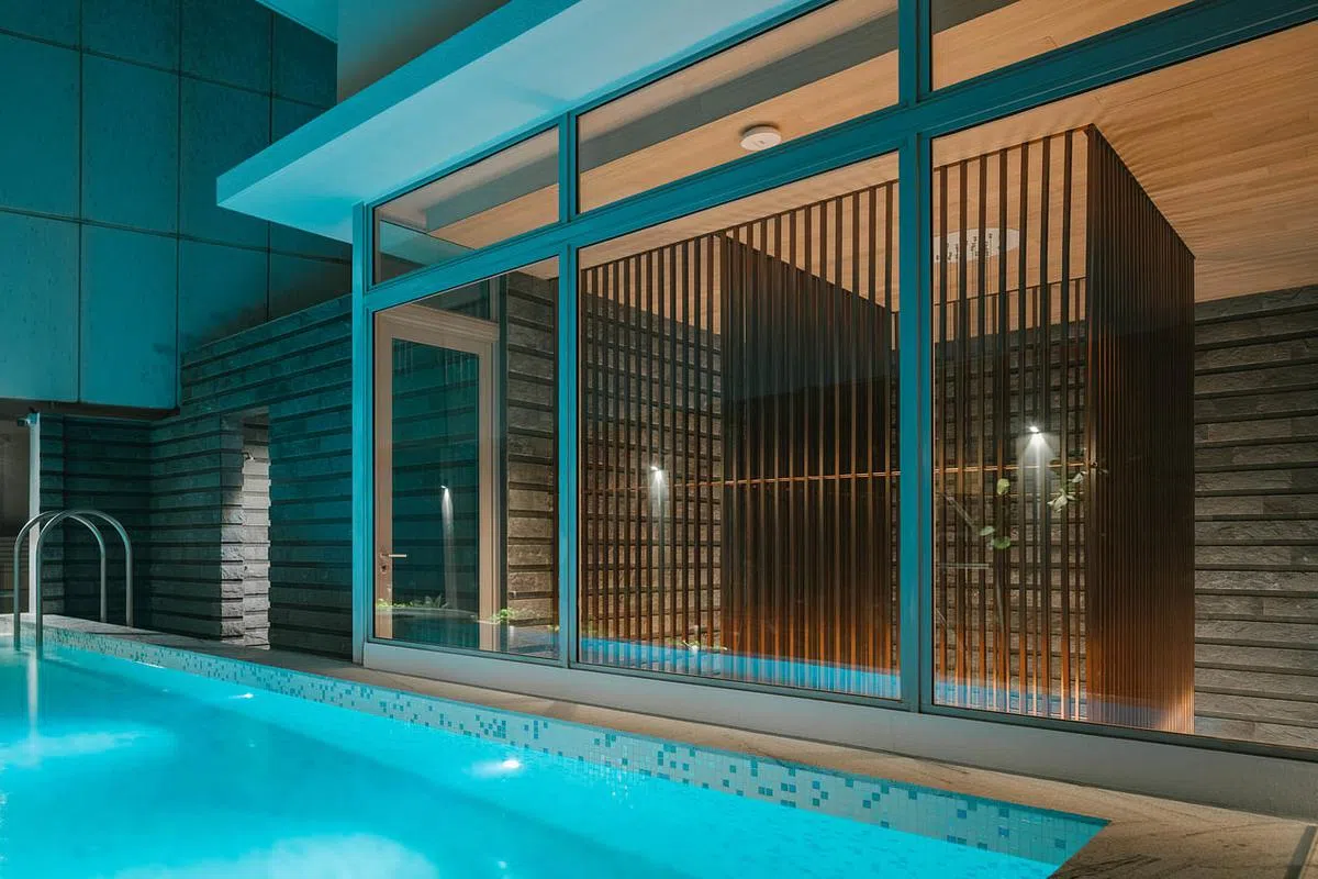 公寓顶楼的天台泳池。（白继文摄）