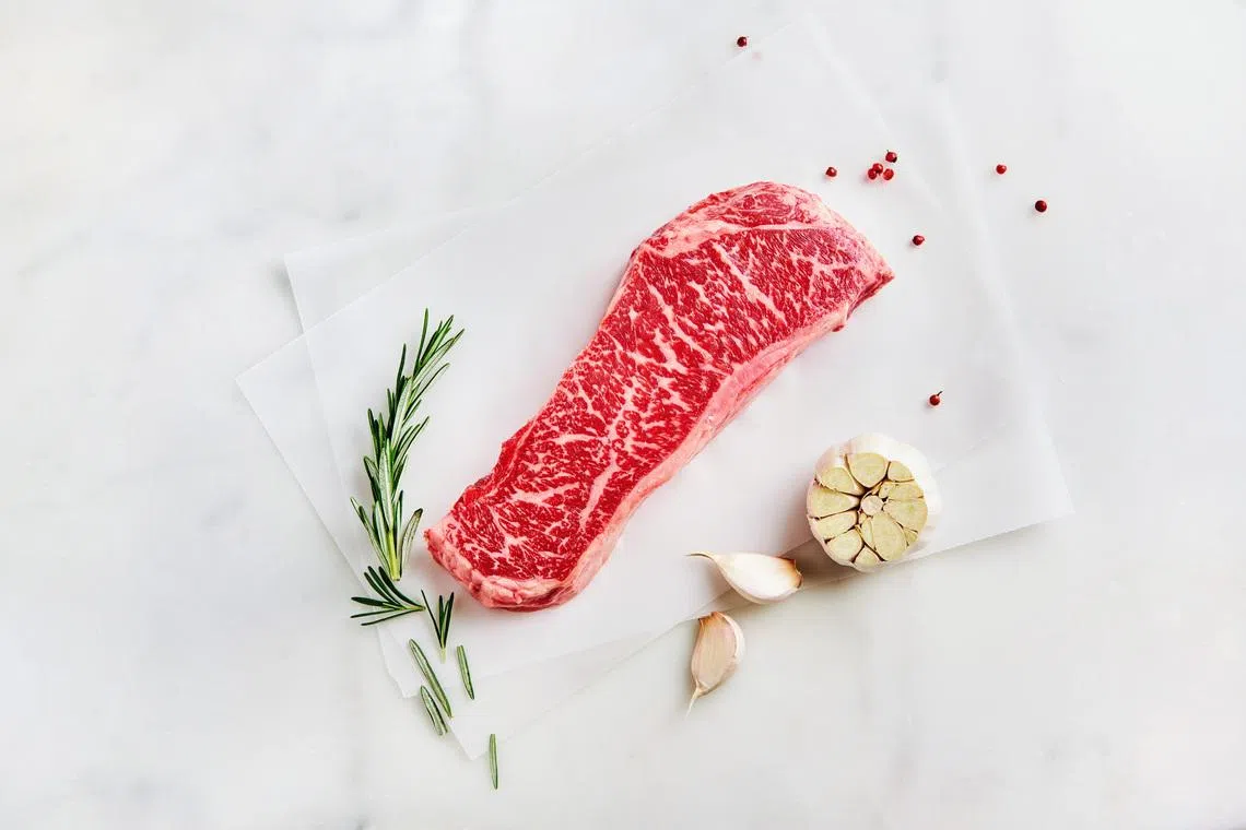 韩国牛肉肉质细嫩，油花分布均匀。（受访者提供）