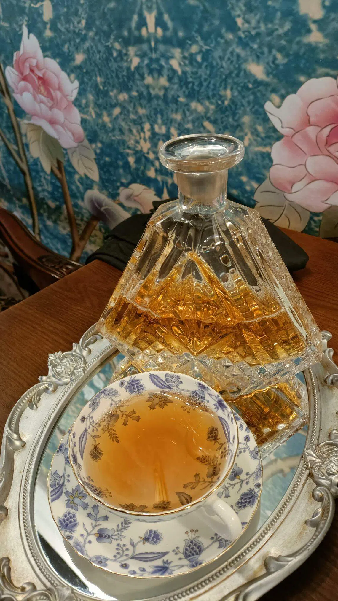 到“美好的一天茶室酒吧”品茗时，不是用传统中式茶具，而是威士忌酒瓶款的玻璃瓶，感觉新颖。（黄亿敏摄影）