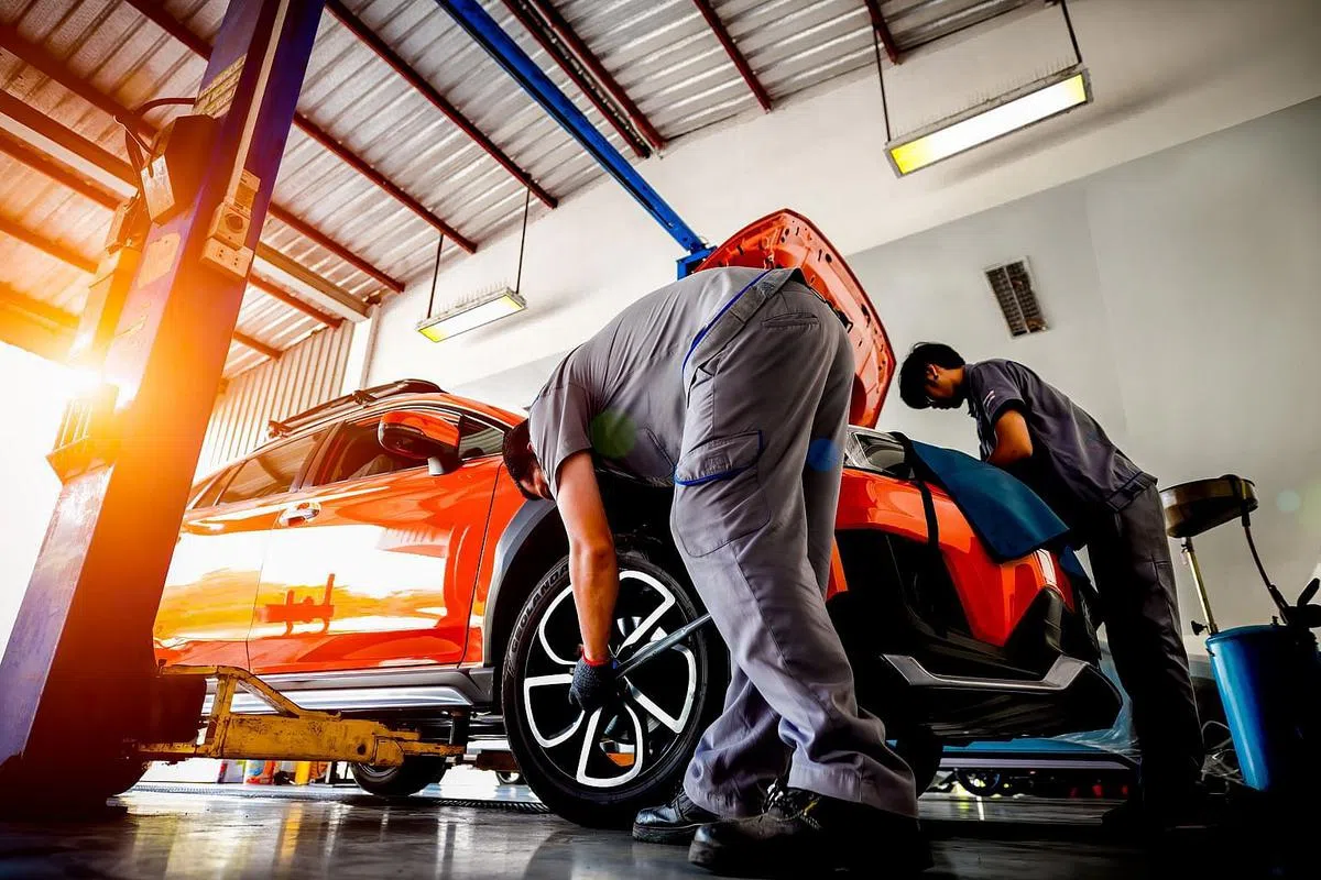 为保障行驶时的安全，以及让汽车发挥其性能，轮胎的选择和保养可不忽略。（图/Getty Images）