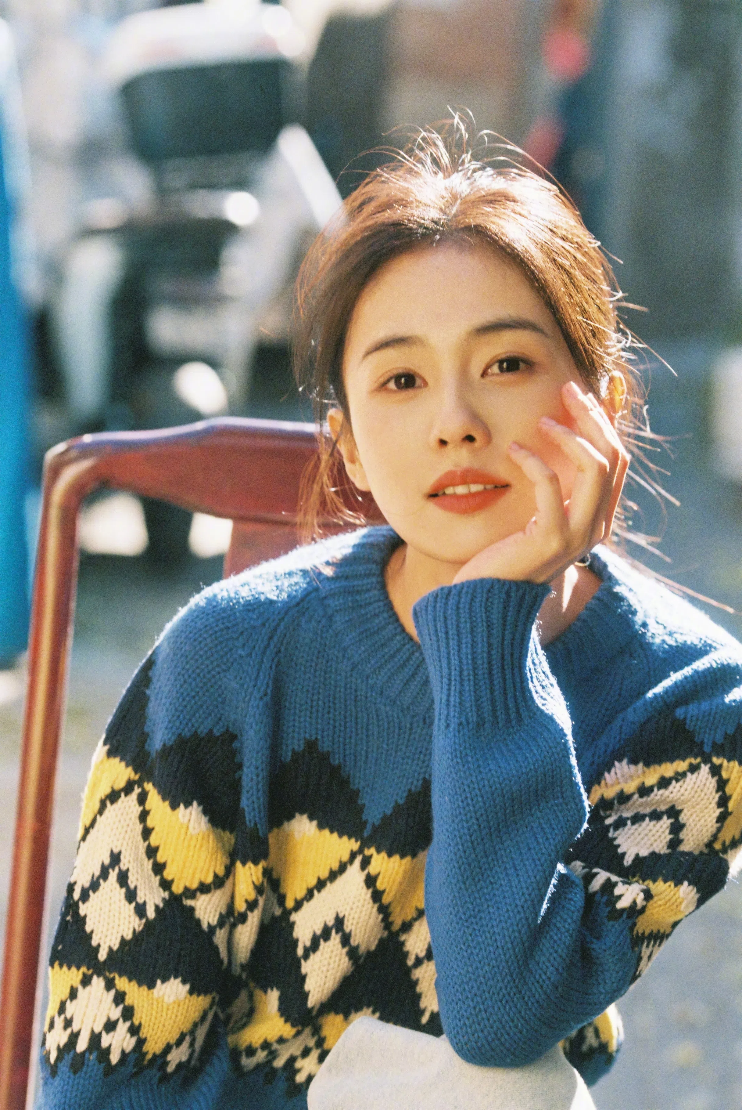 粉丝不解白鹿明明有许多美照，制作为何偏挑选身穿白衣，表情冷淡的旧照。（取自微博）