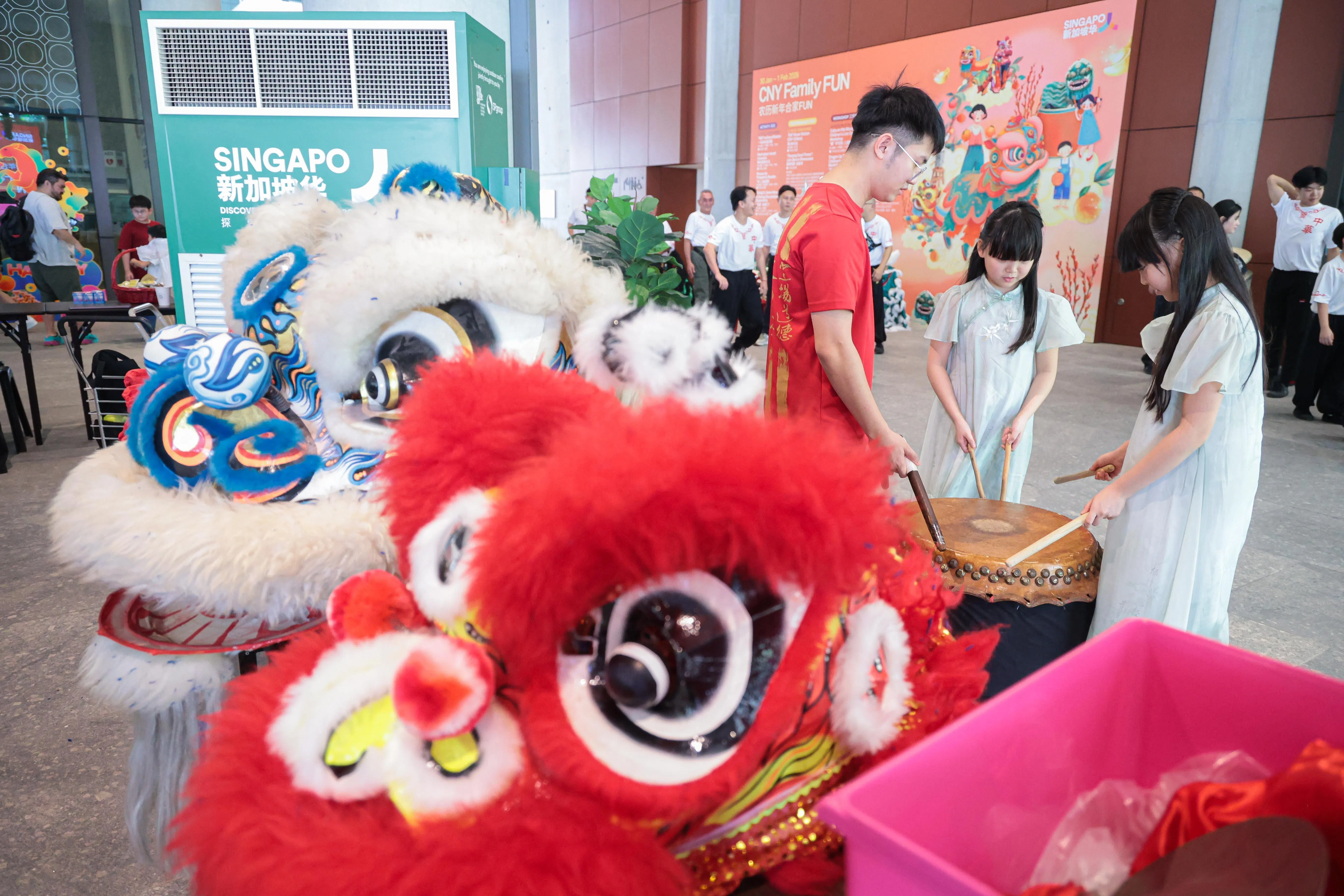 活动包括儿童舞狮舞龙工作坊，让小孩向专业导师学习基本舞狮舞龙动作和锣鼓节奏。（李冠卫摄）