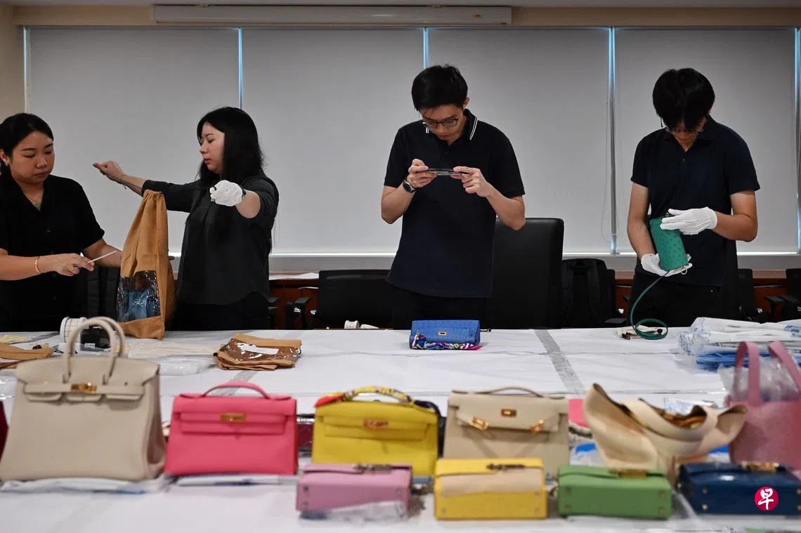 警方处置30亿洗钱案相关资产陈列多款名包名表金条| 联合早报