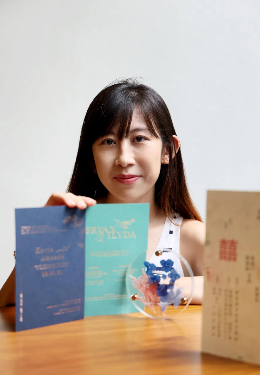 苏佩珊说，近几年准新人希望制作专属他们的婚礼标志用在喜帖等相关装饰。（龙国雄摄）