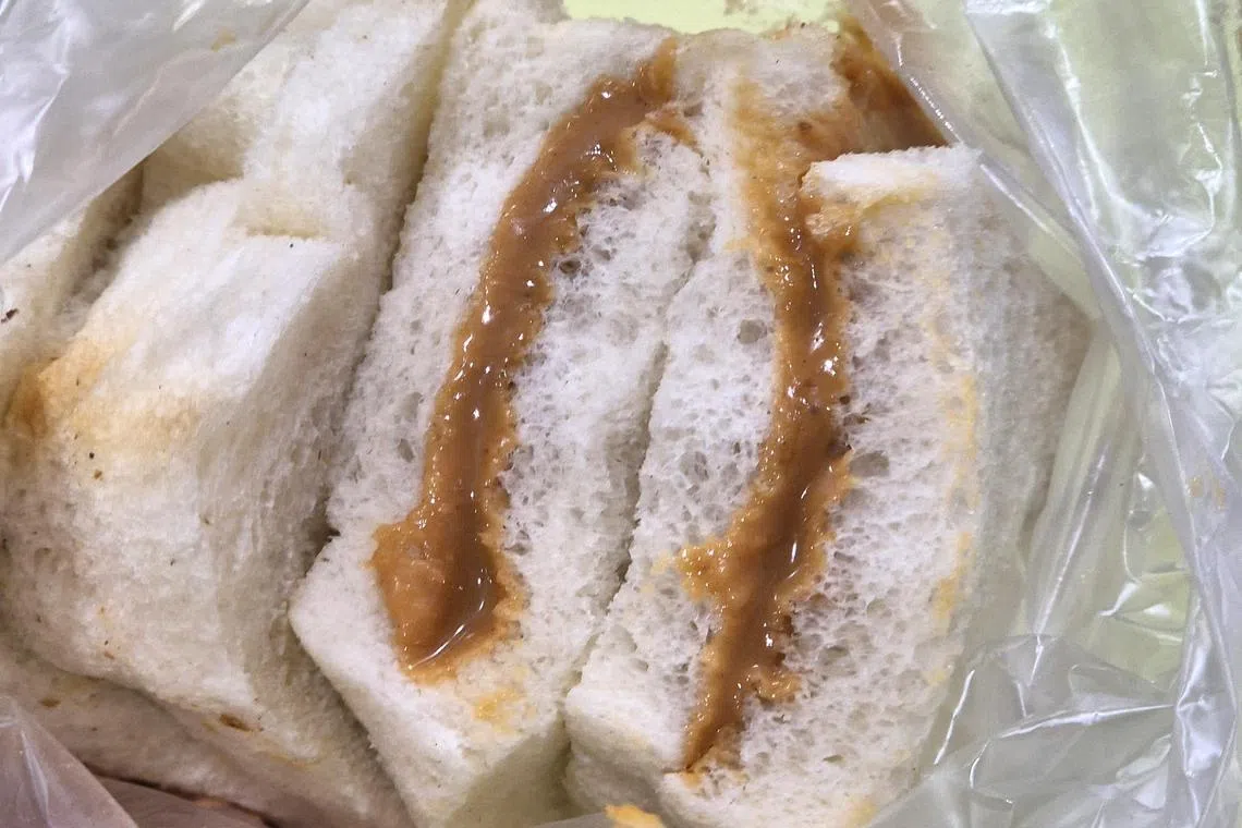 老板加料调配后的花生酱又浓又香。（陈爱薇摄）