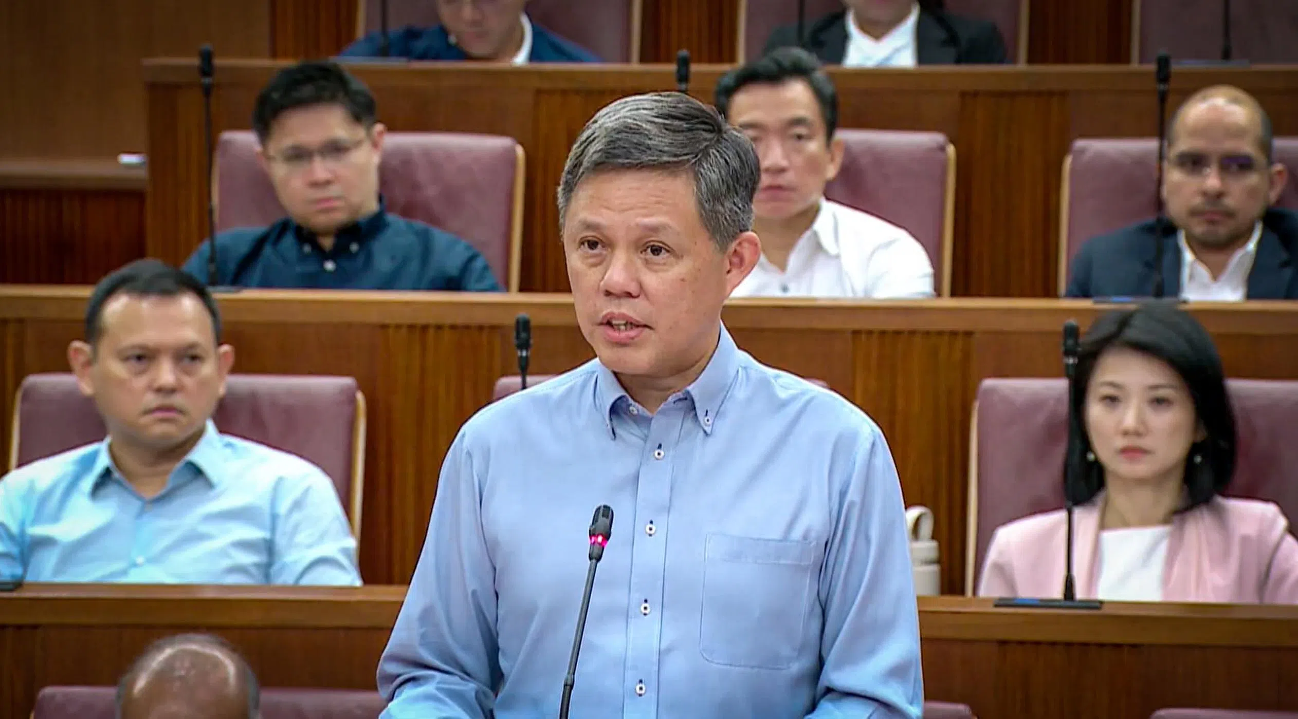 公共服务统筹部长兼国防部长陈振声就政治职务薪金检讨发表部长声明时强调，总统、国会议长和副议长这些法定职务的年薪，将继续沿用现有计算法，与政治职务薪酬框架挂钩。（gov.sg视频截图）