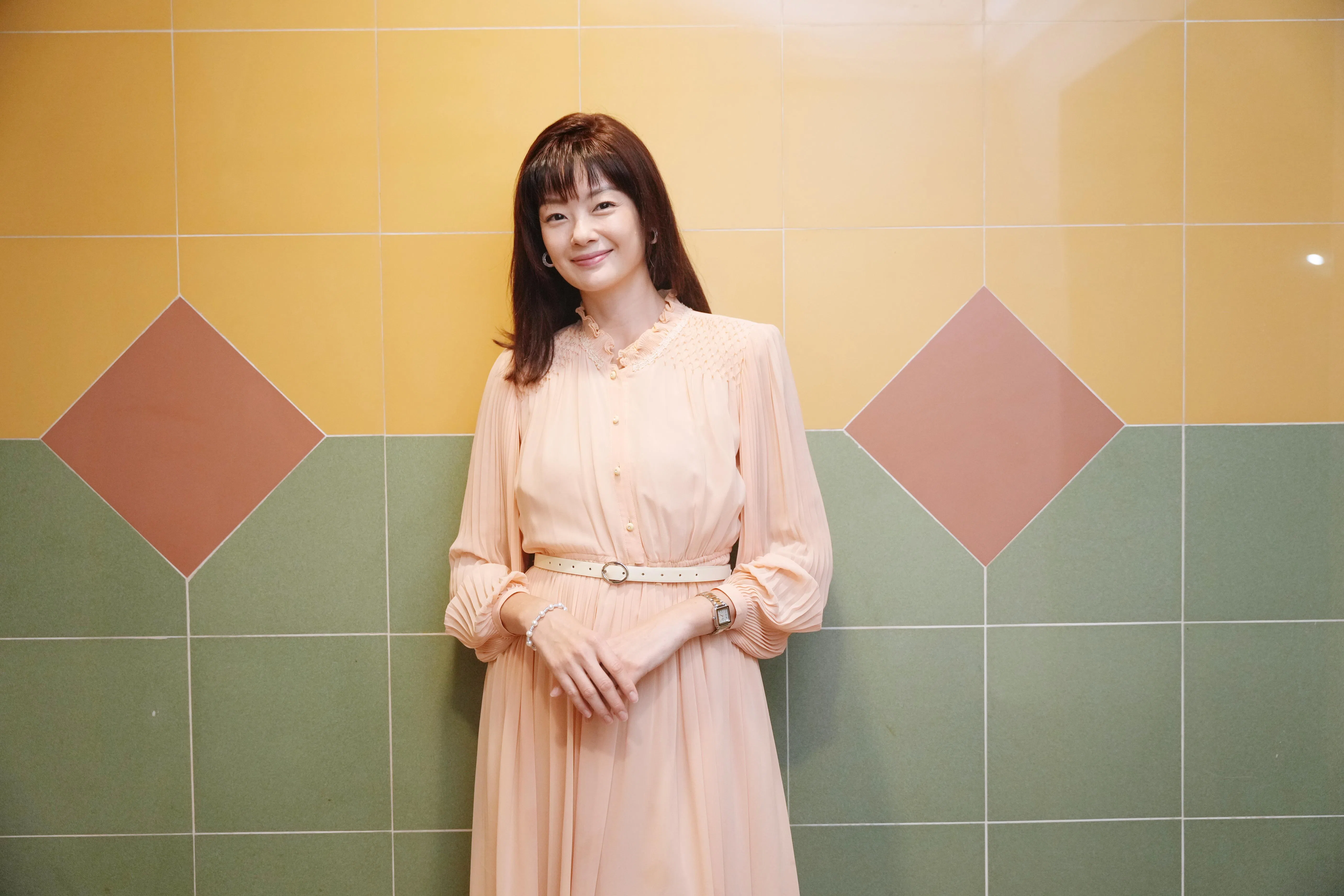 沈琳宸在片场身穿薄纱长裙戏服，人物造型斯文贤淑。（谢智扬摄）